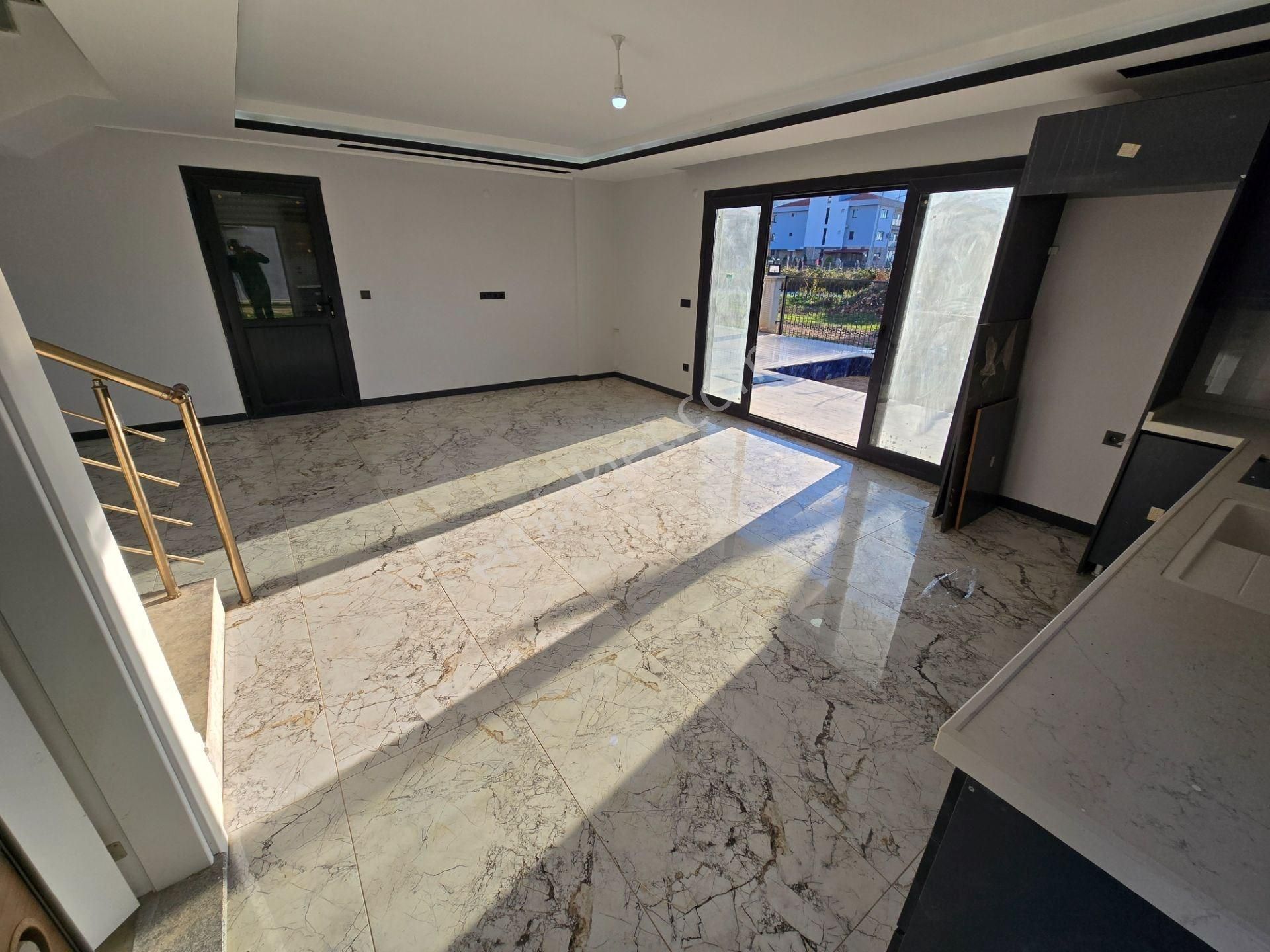 Kuşadası Davutlar’da Plaja Yakın, Özel Havuzlu Müstakil Triplex - Görsel 32