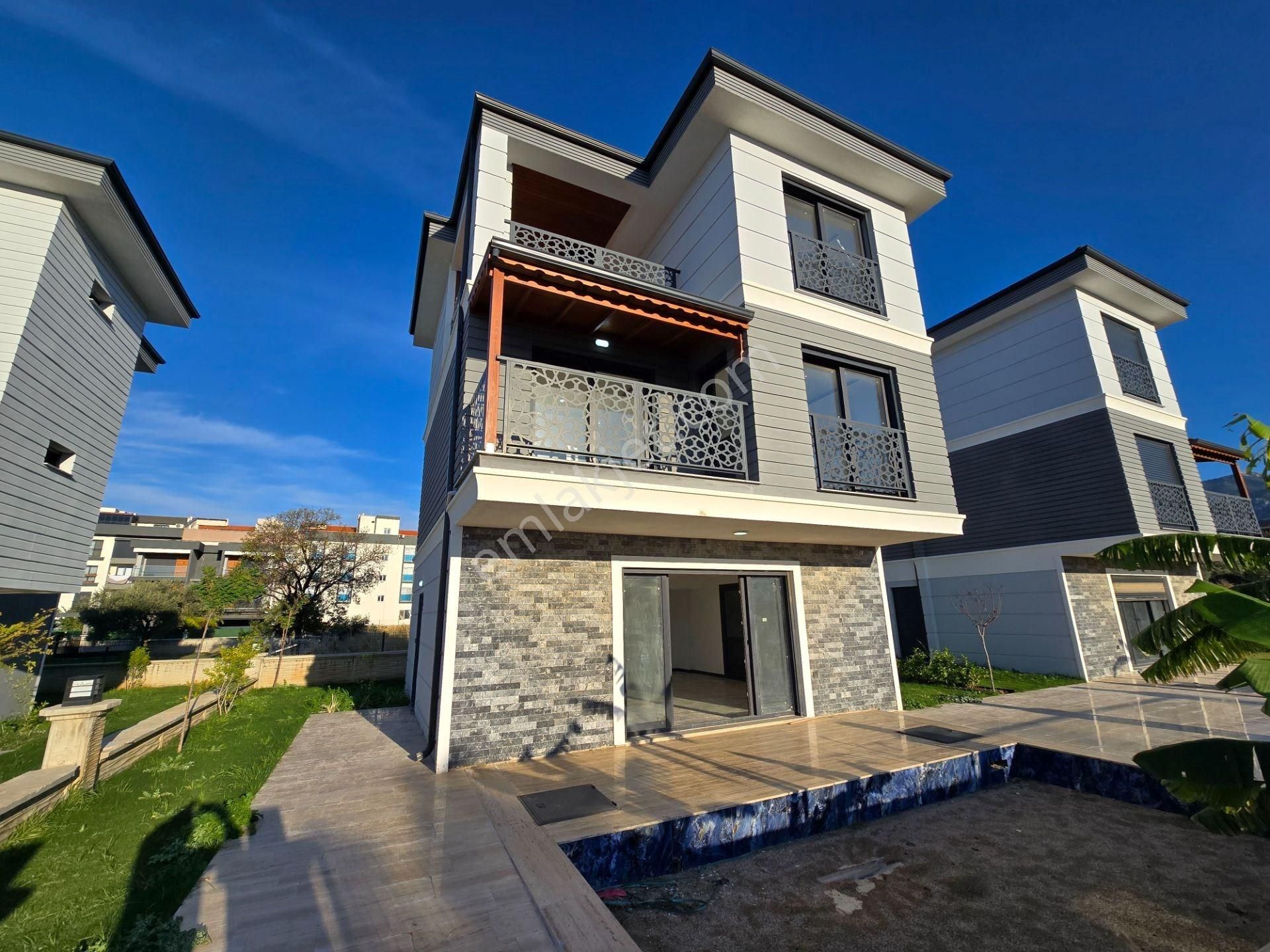 Kuşadası Davutlar’da Plaja Yakın, Özel Havuzlu Müstakil Triplex - Görsel 21