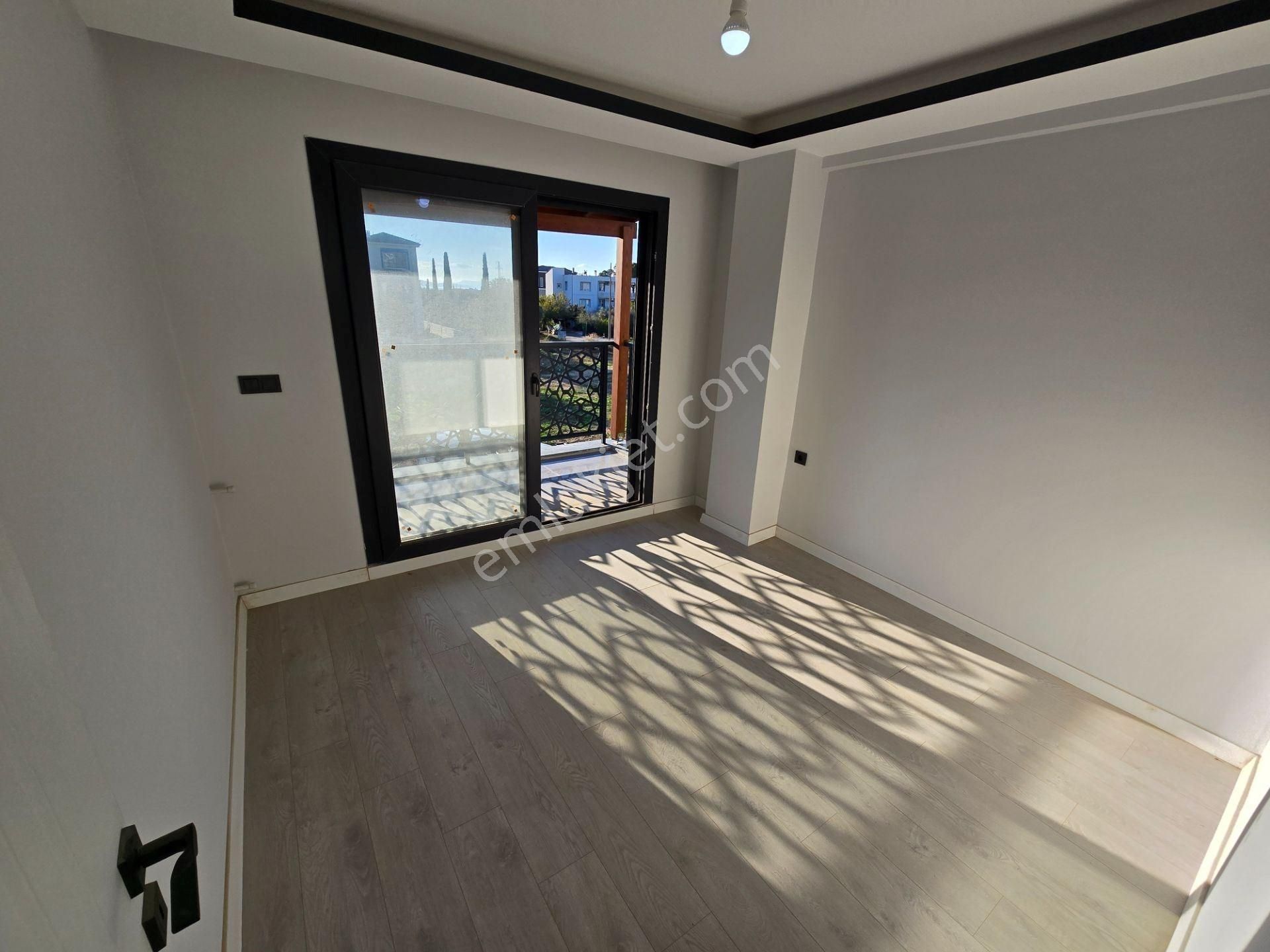 Kuşadası Davutlar’da Plaja Yakın, Özel Havuzlu Müstakil Triplex - Görsel 18