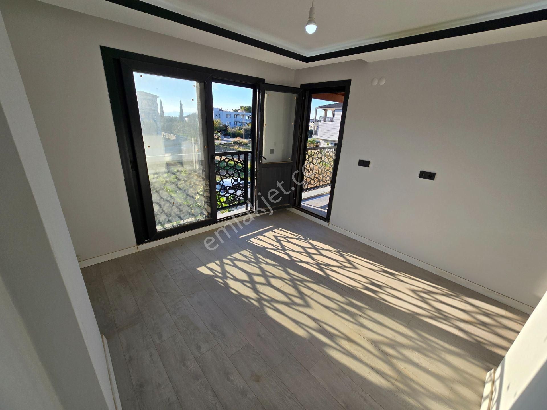 Kuşadası Davutlar’da Plaja Yakın, Özel Havuzlu Müstakil Triplex - Görsel 25