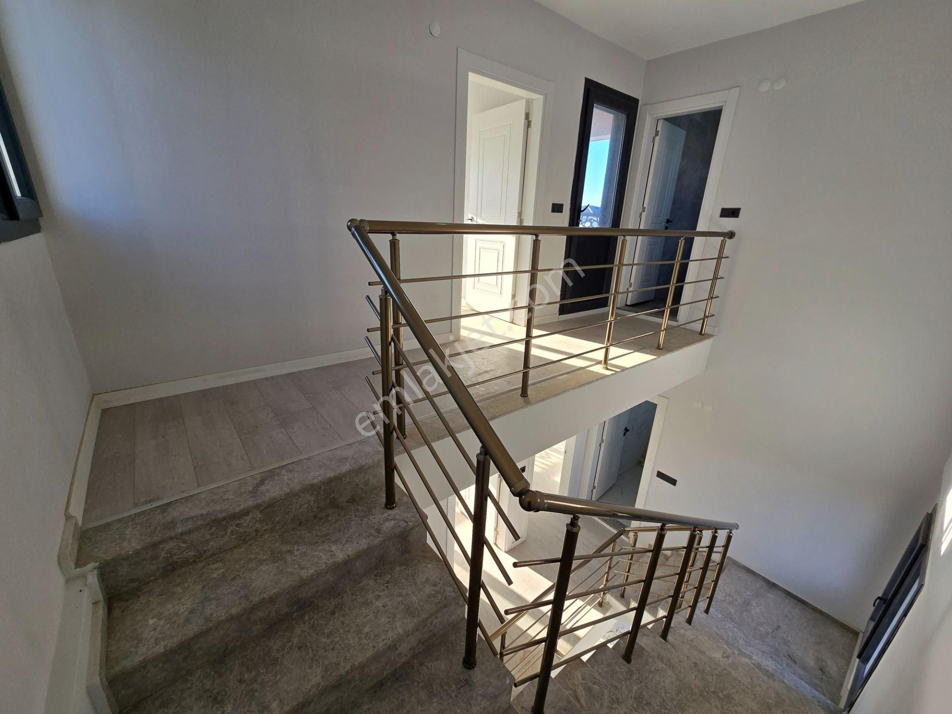 Kuşadası Davutlar’da Plaja Yakın, Özel Havuzlu Müstakil Triplex - Görsel 12