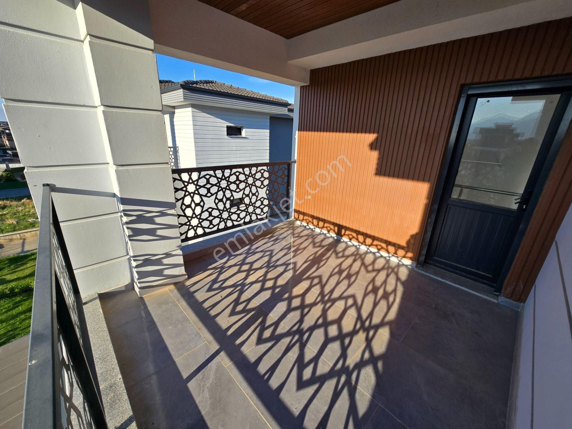 Kuşadası Davutlar’da Plaja Yakın, Özel Havuzlu Müstakil Triplex - Görsel 5