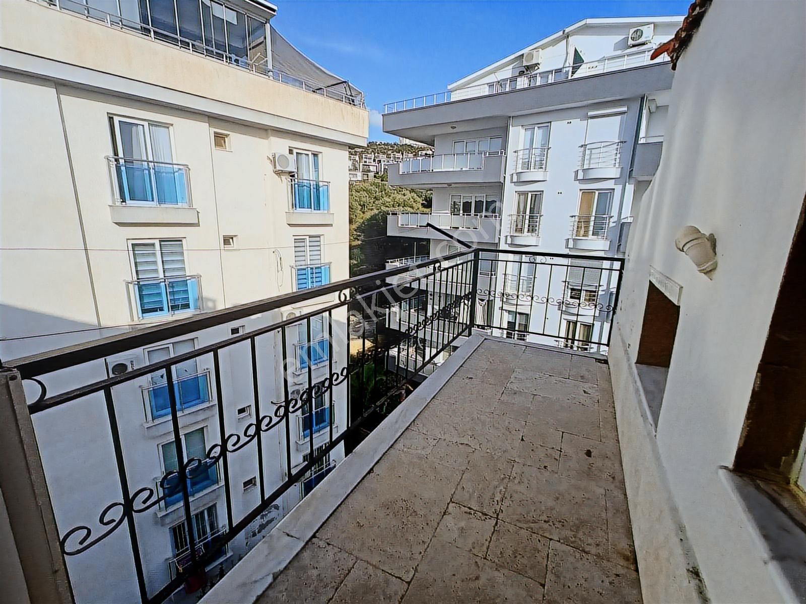 Kuşadası Merkezi Bölgede Eşyalı Kiralık 3+1 Dubleks Daire - Görsel 14