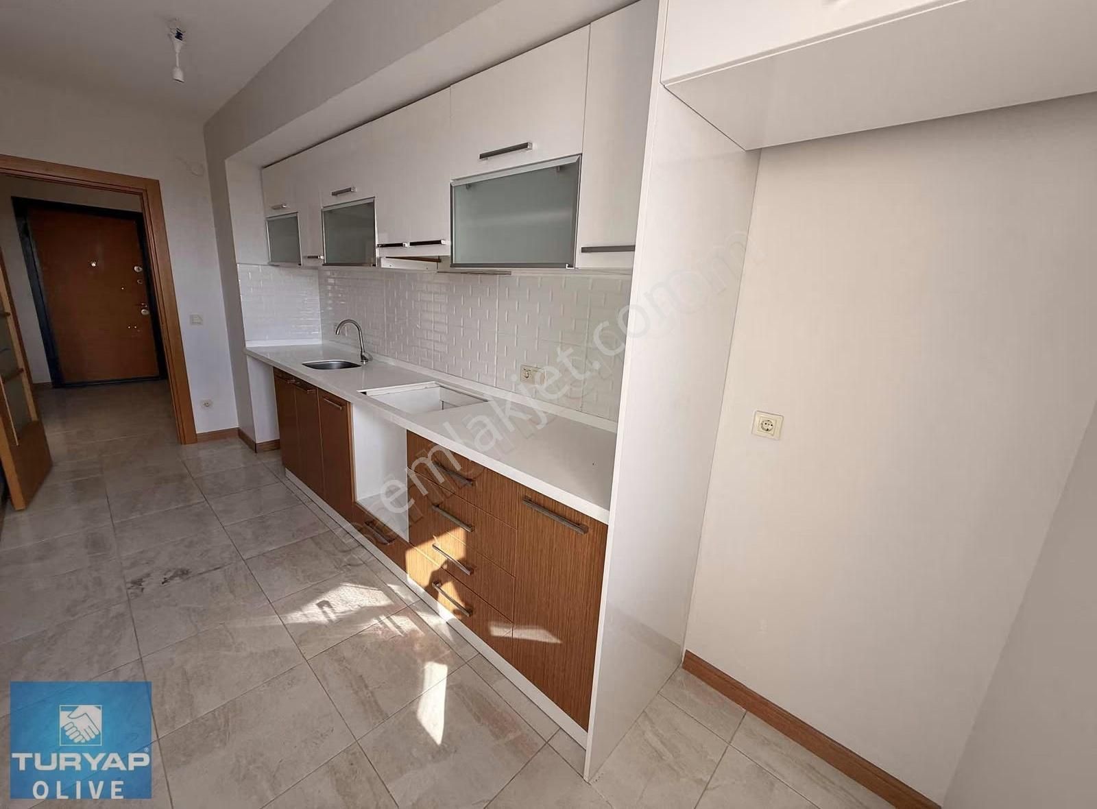 Küçükçekmece Yenimahalle Konutlarında Büyük Tip 2+1 Daire - Görsel 3