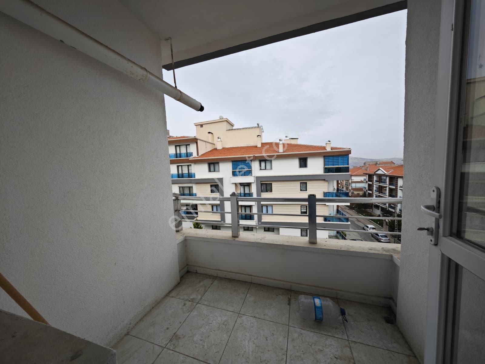 Beşikkaya Mahallesinde Asansörlü Manzaralı 3+1 Katta Satılık Daire !! - Görsel 24