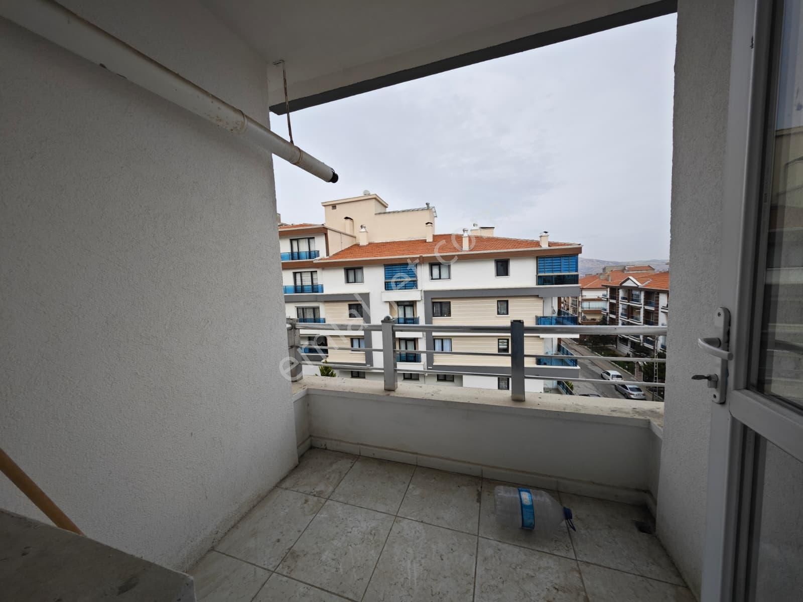 Beşikkaya Mahallesinde Asansörlü Manzaralı 3+1 Katta Satılık Daire !! - Görsel 26