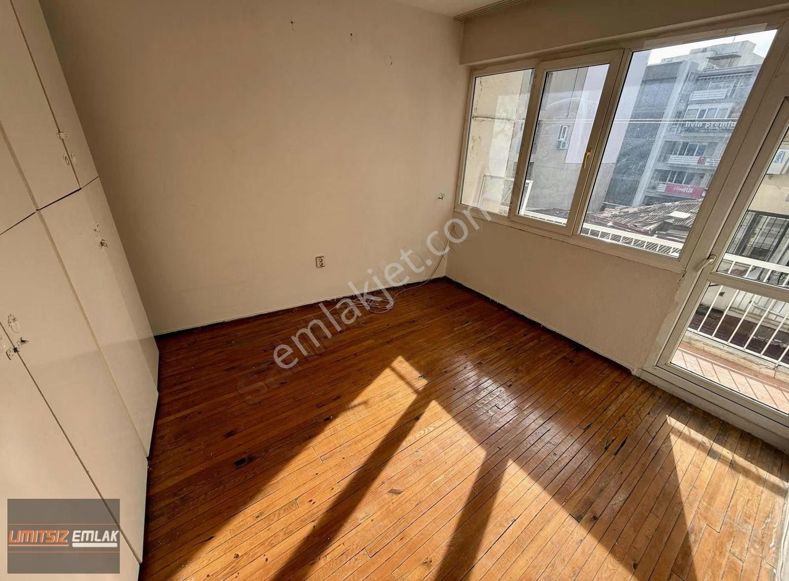 Karşıyaka Çarşı'da Kiralık 2+1 Arakat Daire - Görsel 13