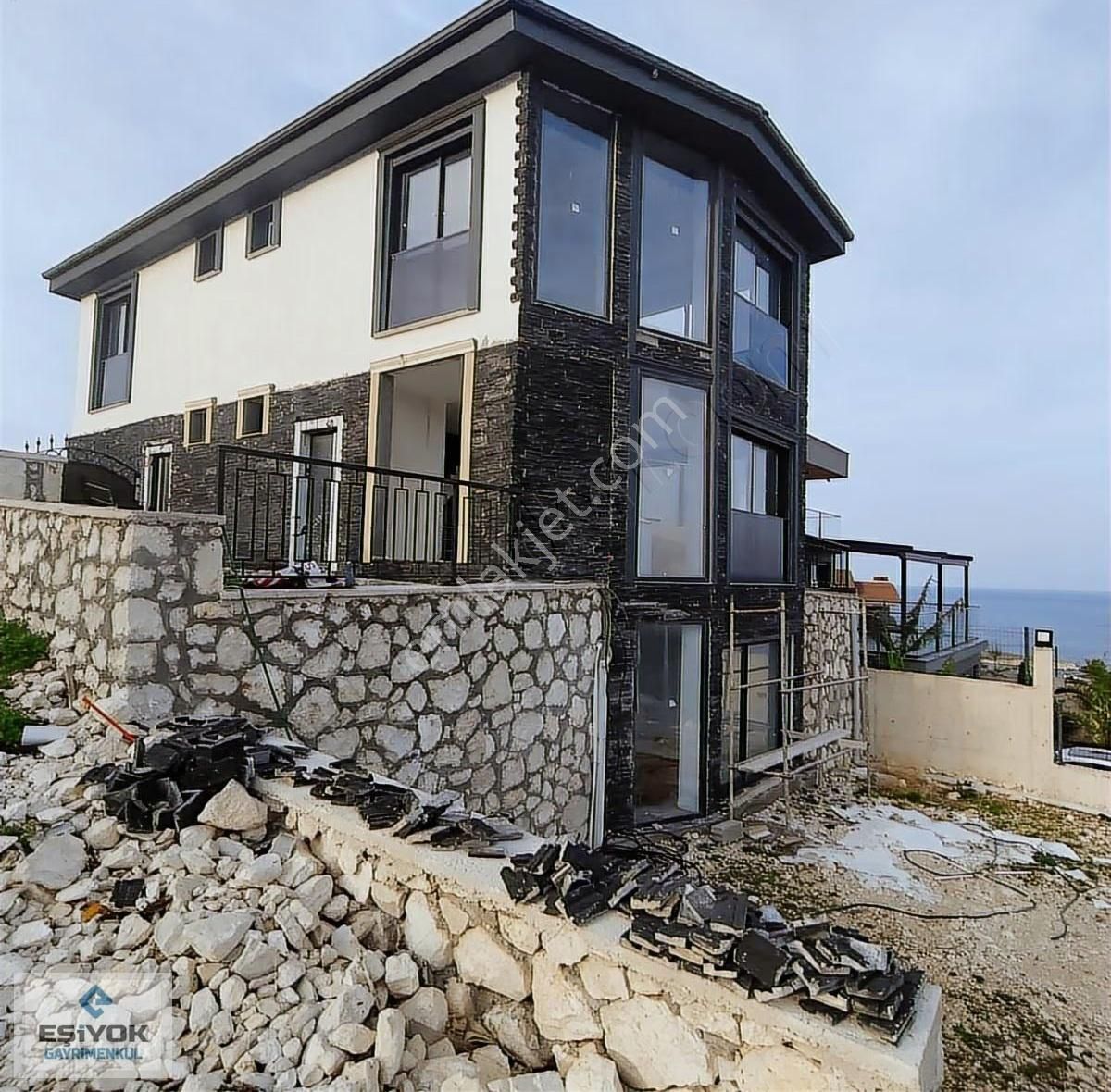 İzmir Karaburunda Üç Katlı Ful Deniz Manzaralı Satılık Villa