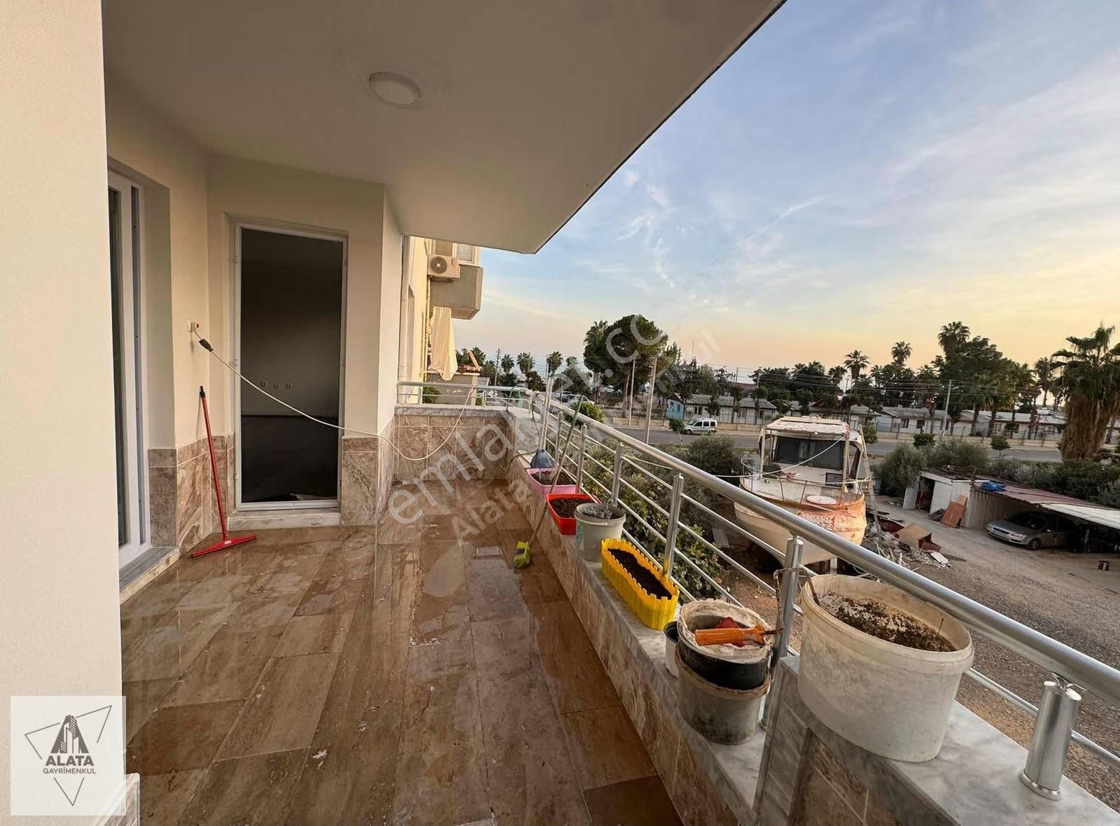 Denize Sıfır Manzaralı Çok Geniş Oturum İçi Yapılı