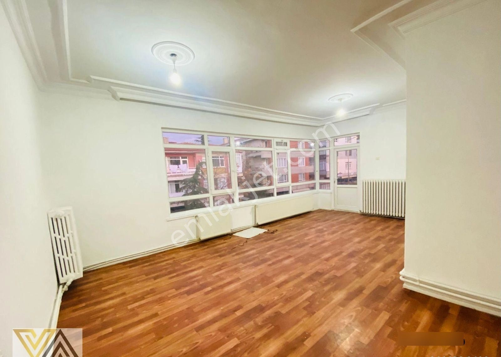 Valentia'dan Bağlar Caddesi Üzeri Katta Satılık Daire !!!