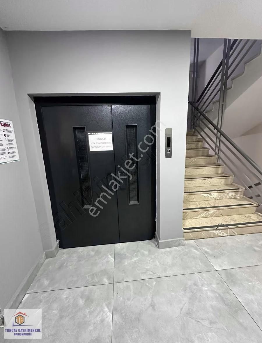 Basın Ekspres Yakını 3000 M2 Düz Ayak Tır Yanaşır Atölye İmalat