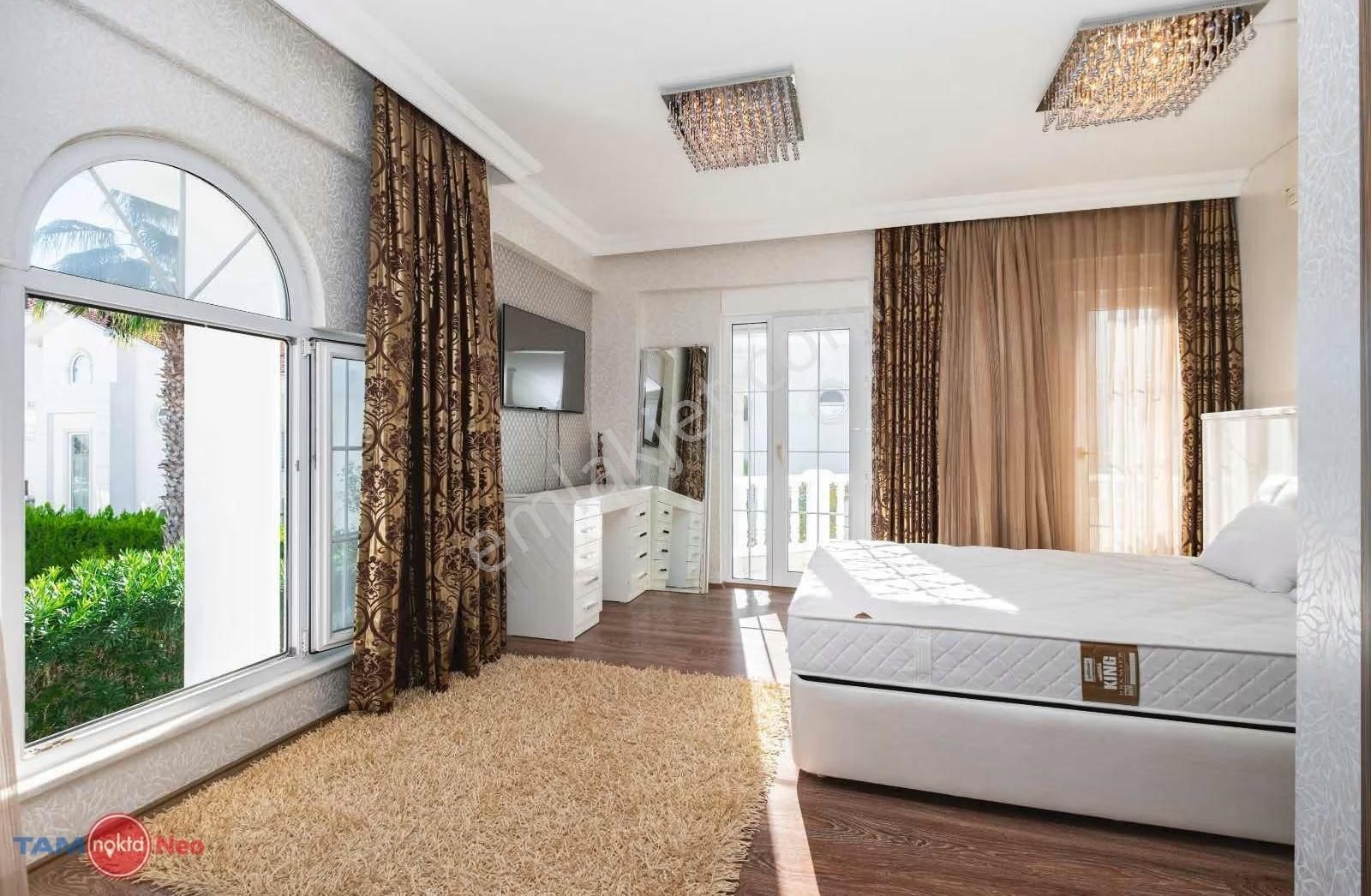 Ela Geredelioğlu'dan Müstakil Havuzlu Bahçeli Triblex Villa - Görsel 31