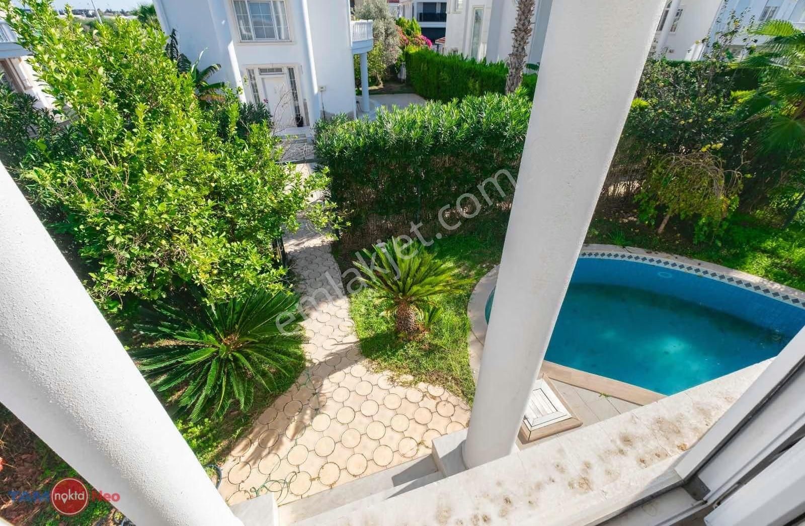 Ela Geredelioğlu'dan Müstakil Havuzlu Bahçeli Triblex Villa