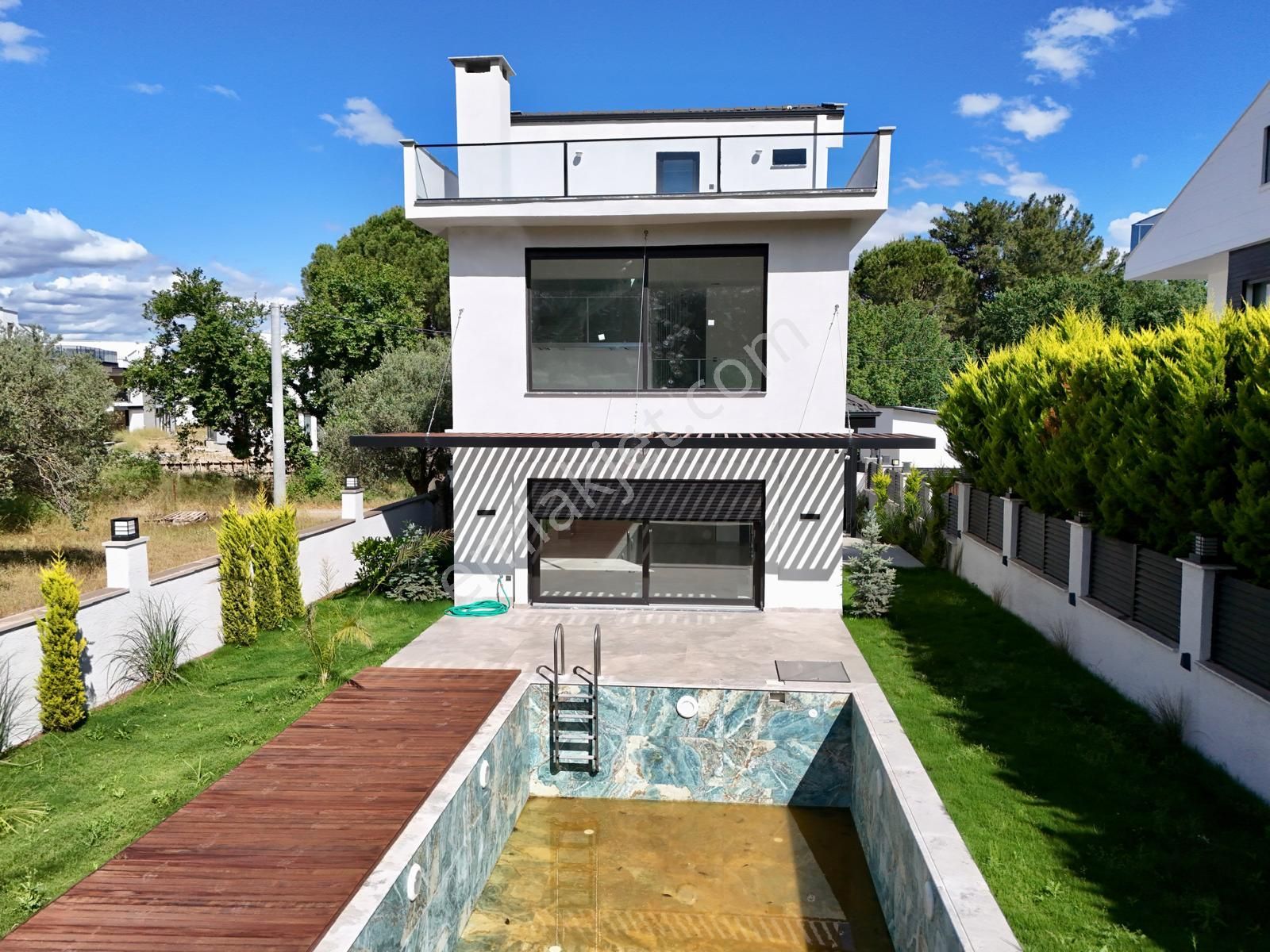 Akçay Aras Emlaktan Gürede 400 M² Arsa İçinde Havuzlu Lüks Villa - Görsel 4