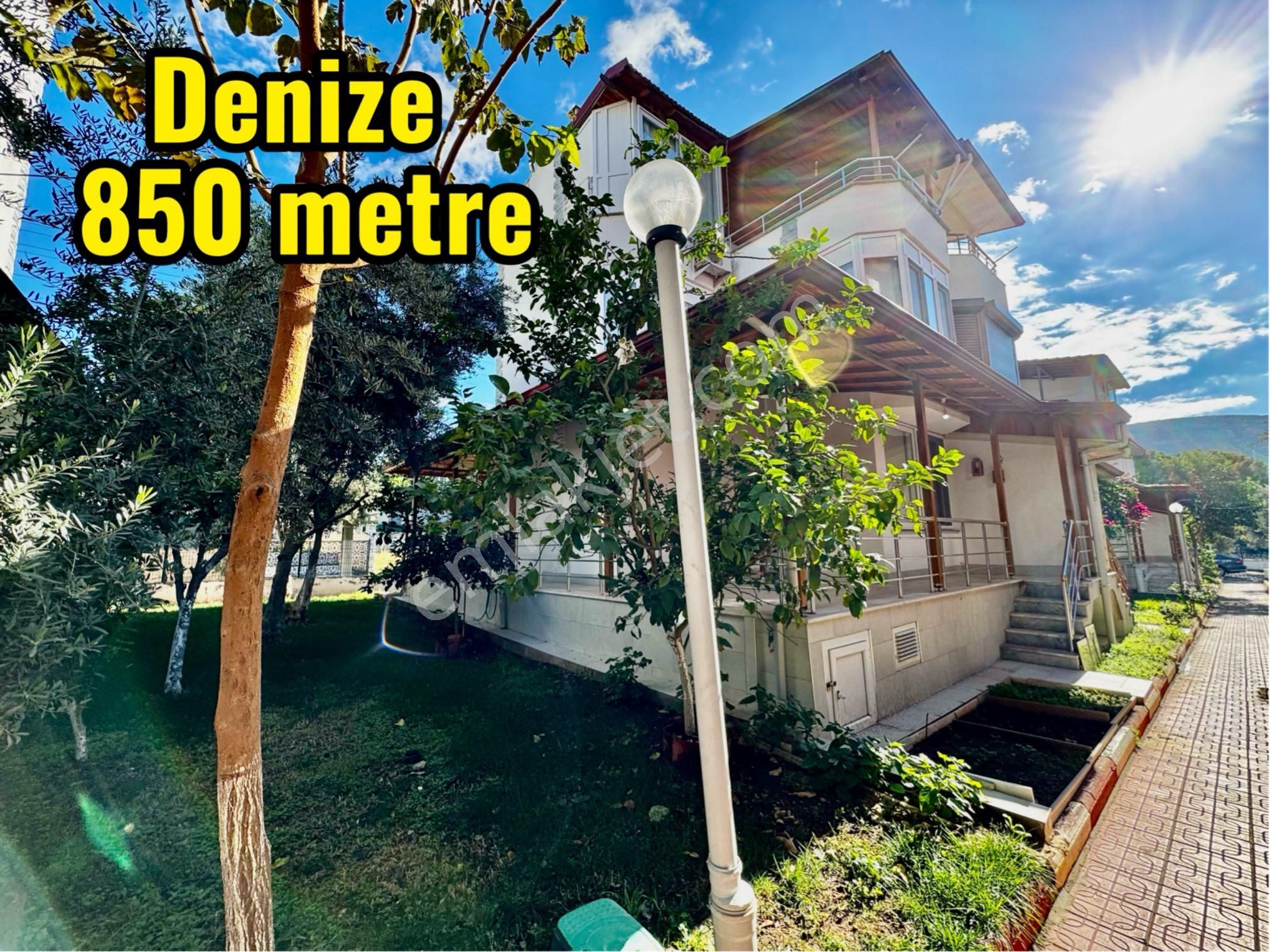 Denize 850 Metre Düz Ayak Bahçeli Tripleks 3+1 Villa
