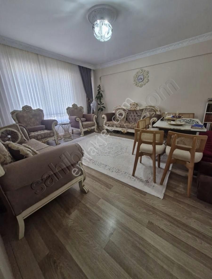 Zümrüt Mahallesinde Satılık 3+1 Kombili Daire