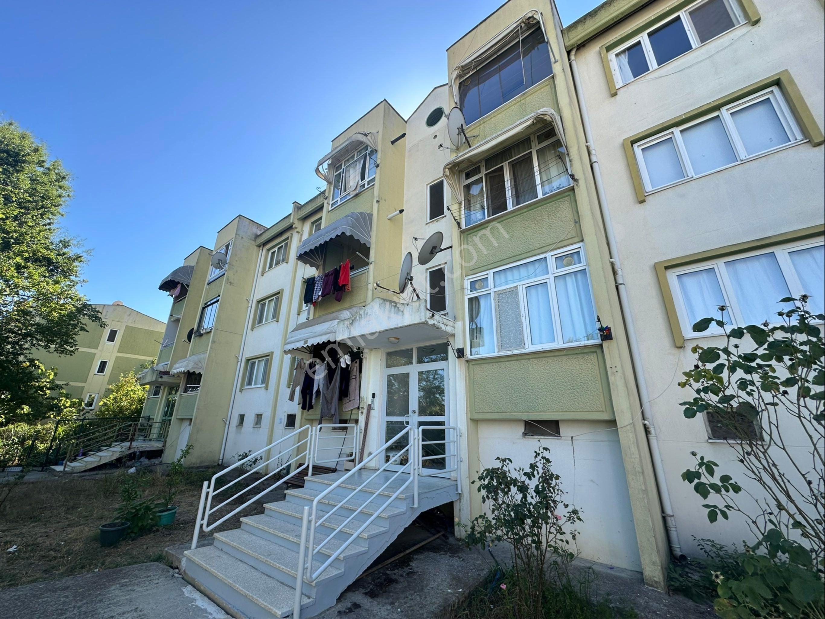 Sakarya Zümrüt Emlaktan Camili Mahallesinde 2+1 Yapılı Sorunsuz Satılık Daire