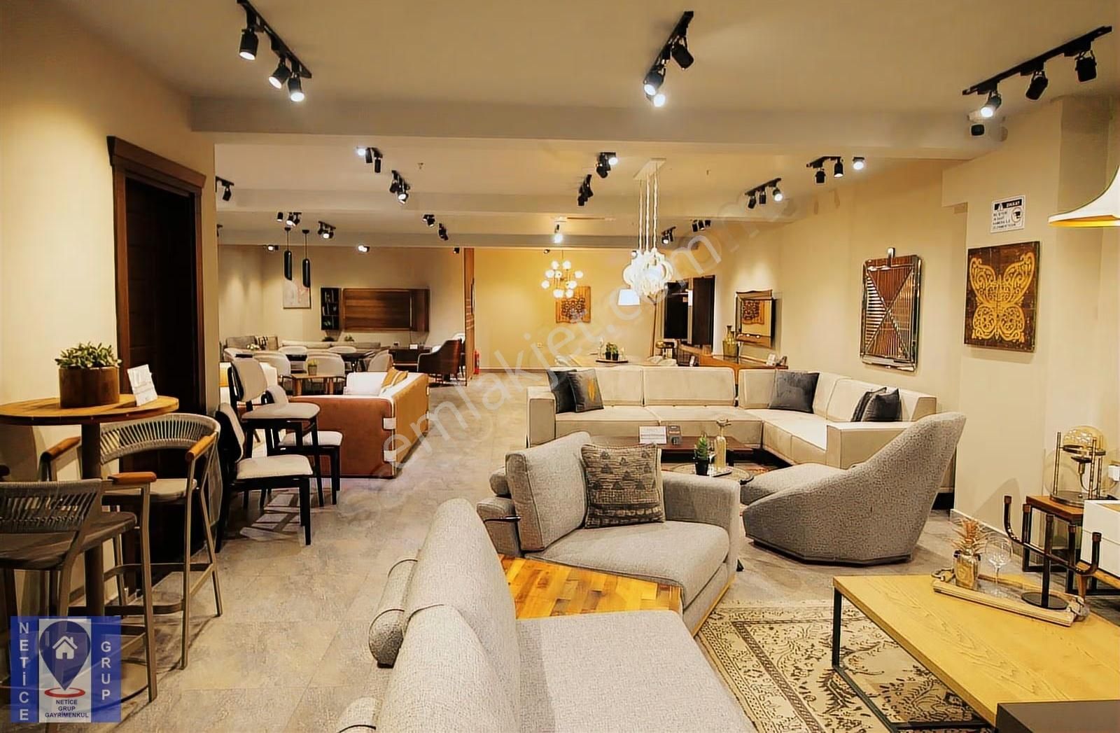 Lefkoşe Cad.eker İş Merkezinde 3 Cephe Köşe Konum 3 Katlı 676m2 - Görsel 8