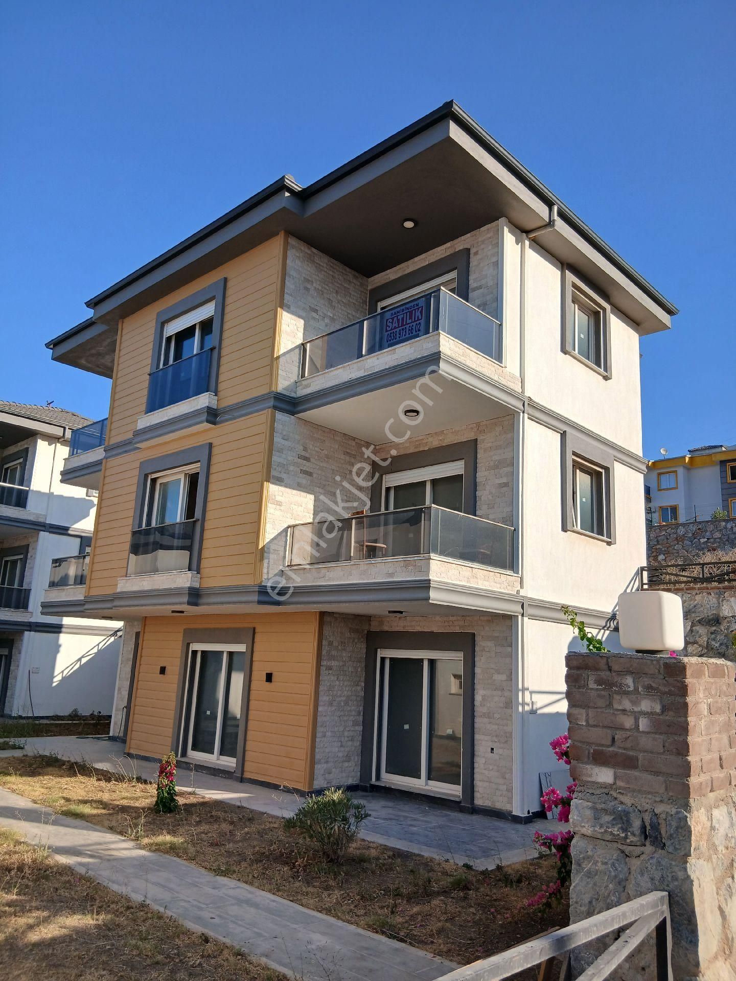 Akbük'te Satılık Deniz Manzaralı Triplex Villa