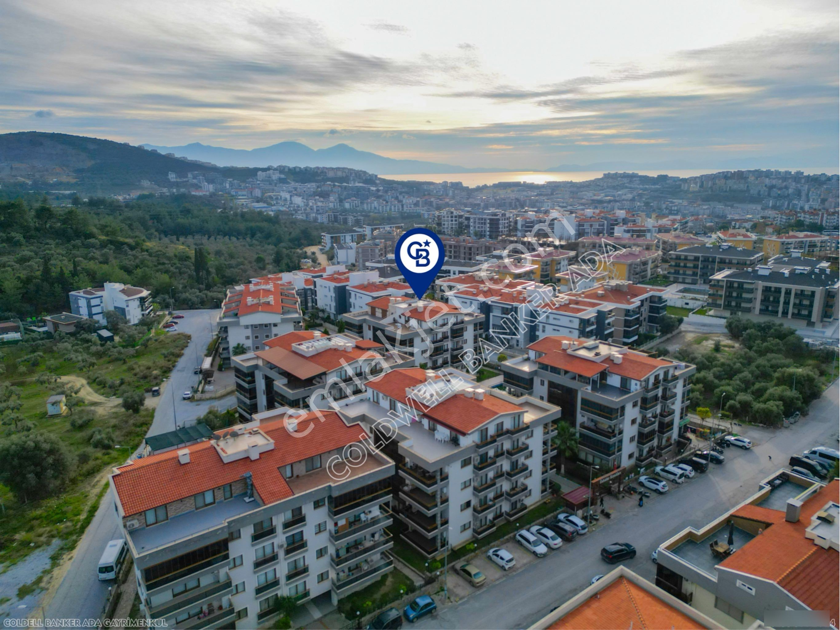 Kuşadası Havuzlu Doğalgazlı Ara Kat Geniş 2+1 Satılık Daire