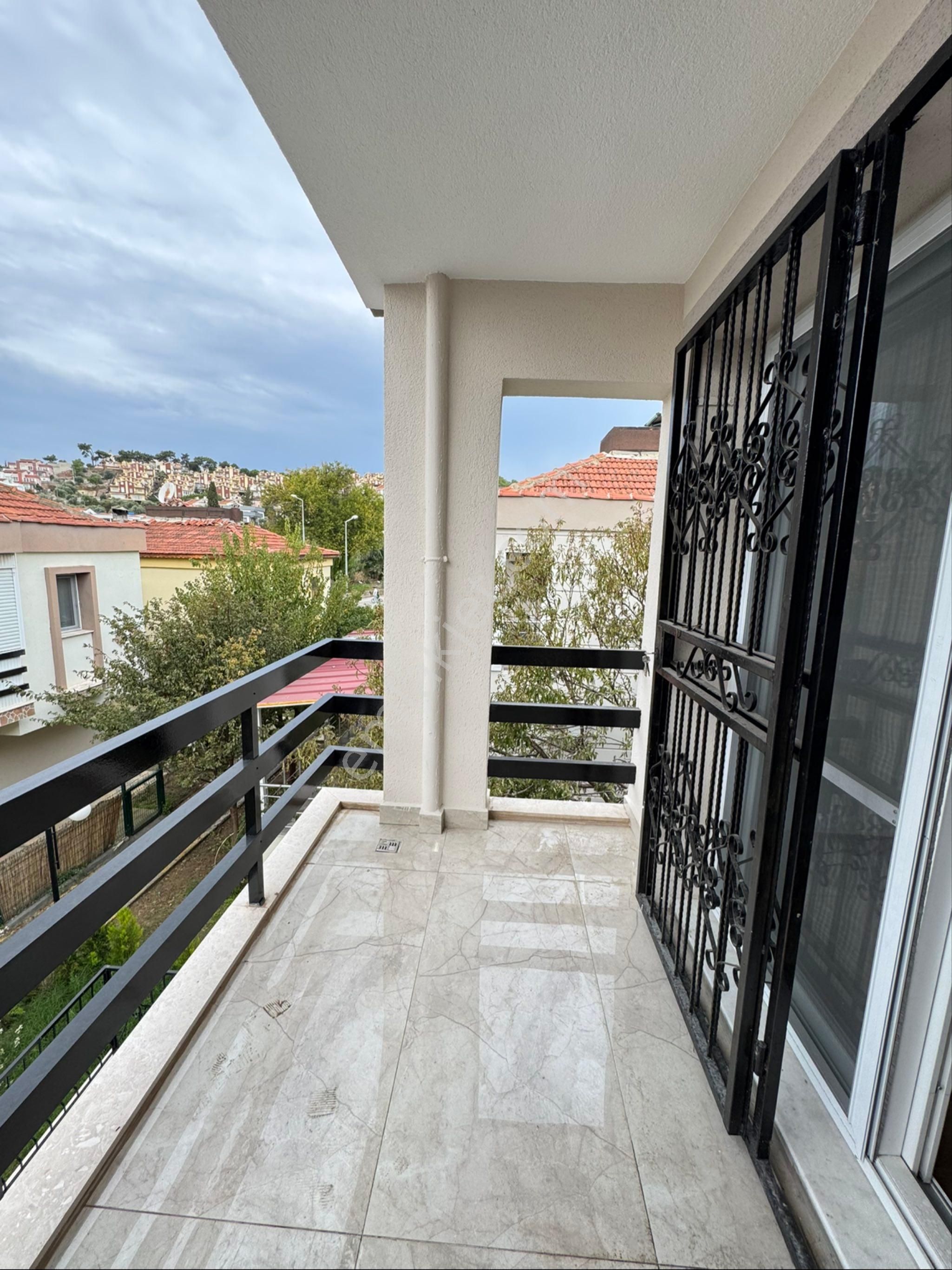 Views Emlak’tan Kuşadası K.denizinde Plaja 600 Mt Komple Yenilenmiş 3+1 Villa - Görsel 25