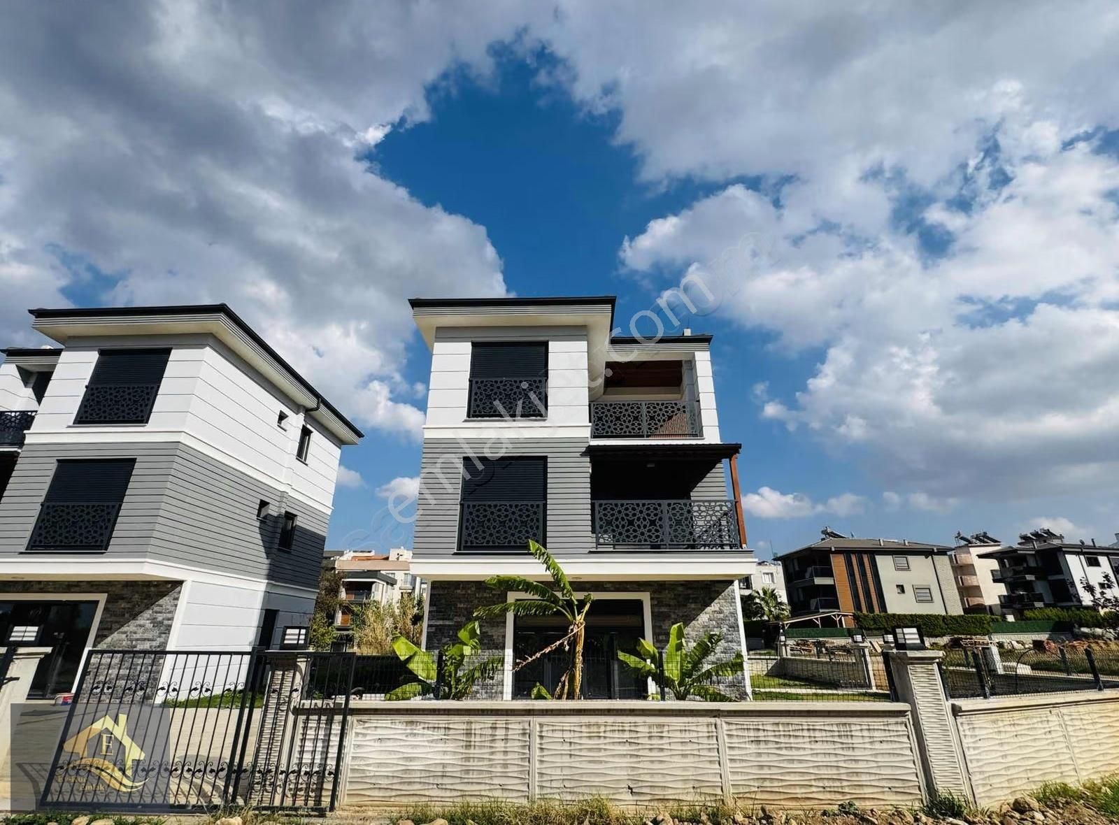 Kuşadası Davutlar'da Tek Müstakil Özel Havuzlu 3+1 Villa