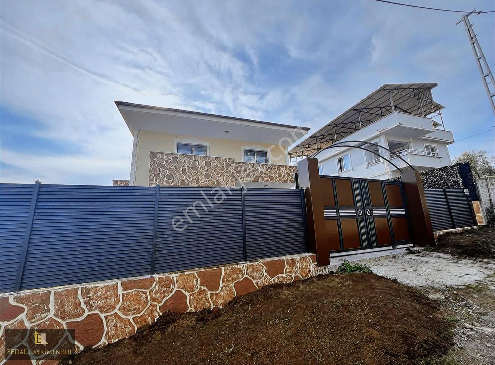 Camili Mahallesinde Satılık 4+1 Müstakil Bağımsız Villa