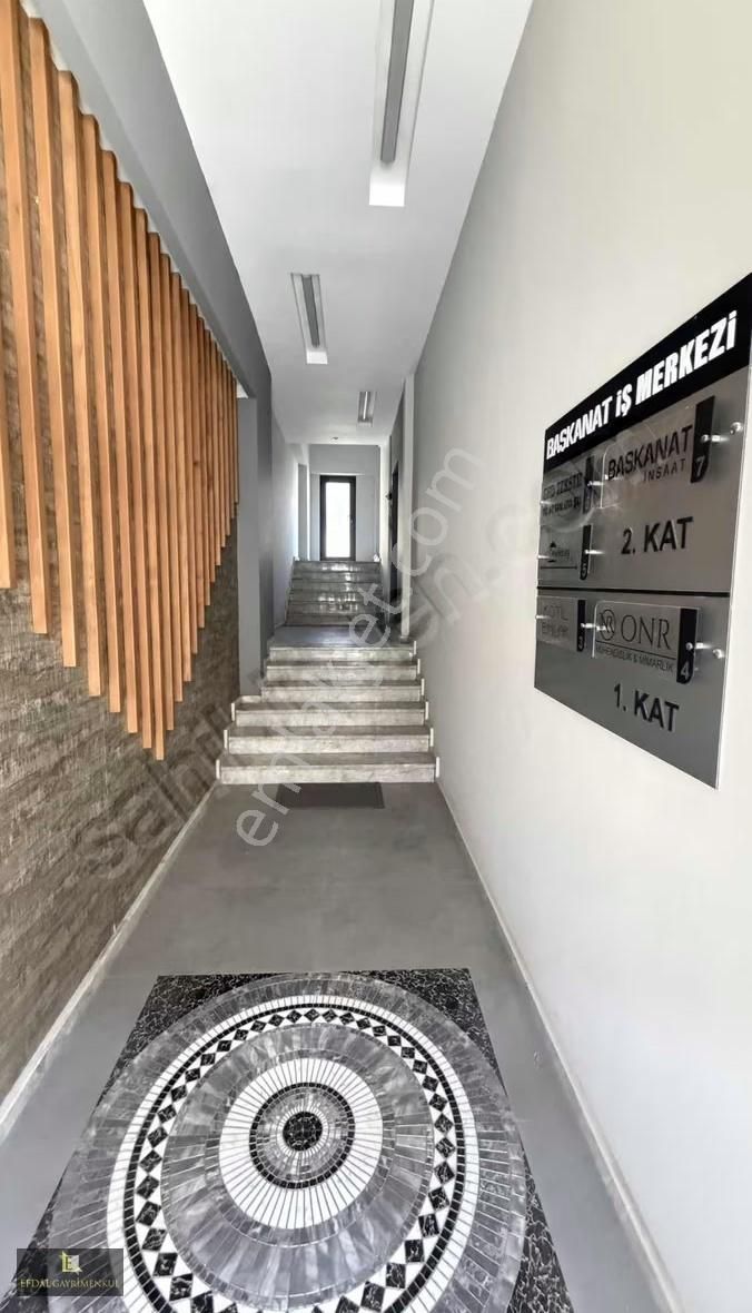 Çark Caddesi Arkasın'da Ön Cephe Satılık Geniş 1+1 Ofis