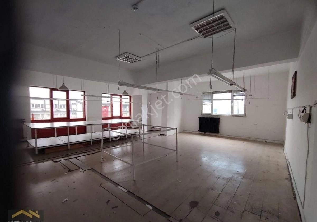 Merterde İtfaiyenin Yanında 3.kat 270 M2 Asansörlü Açık Otoparklı