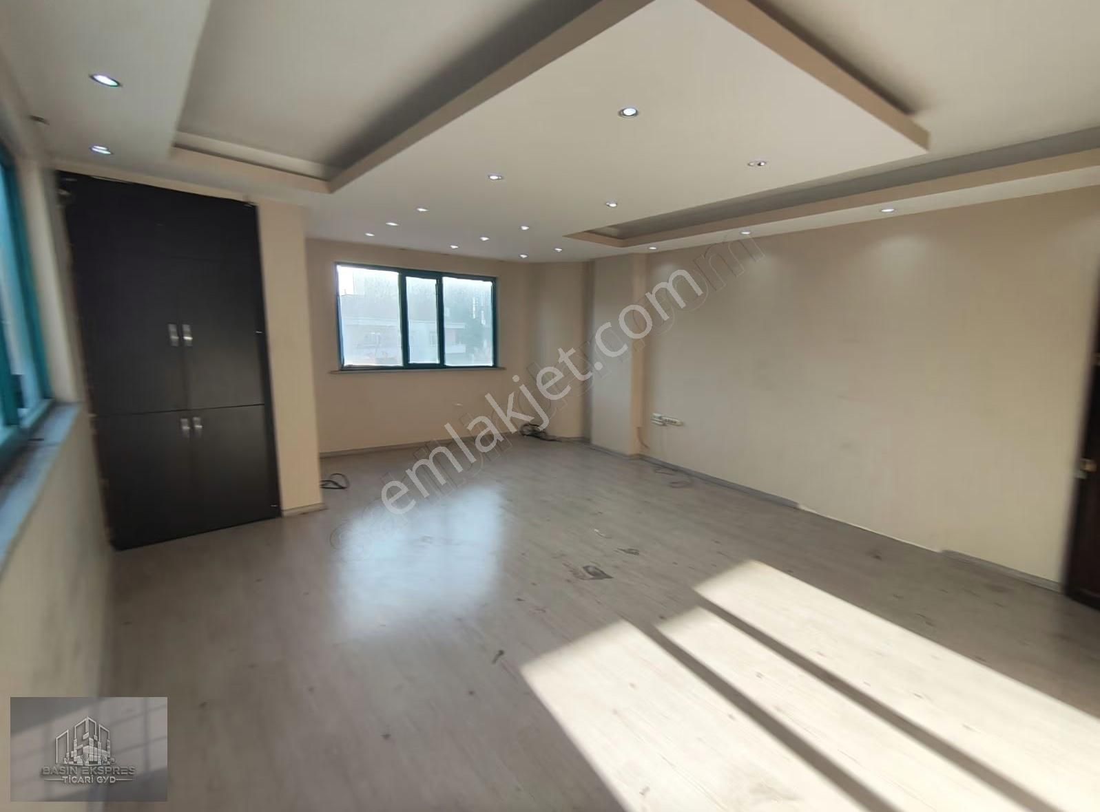 Sulyapıdan Güneşli Meydanda Tabela Değeri Yüksek Kiralık Ofis - Görsel 3