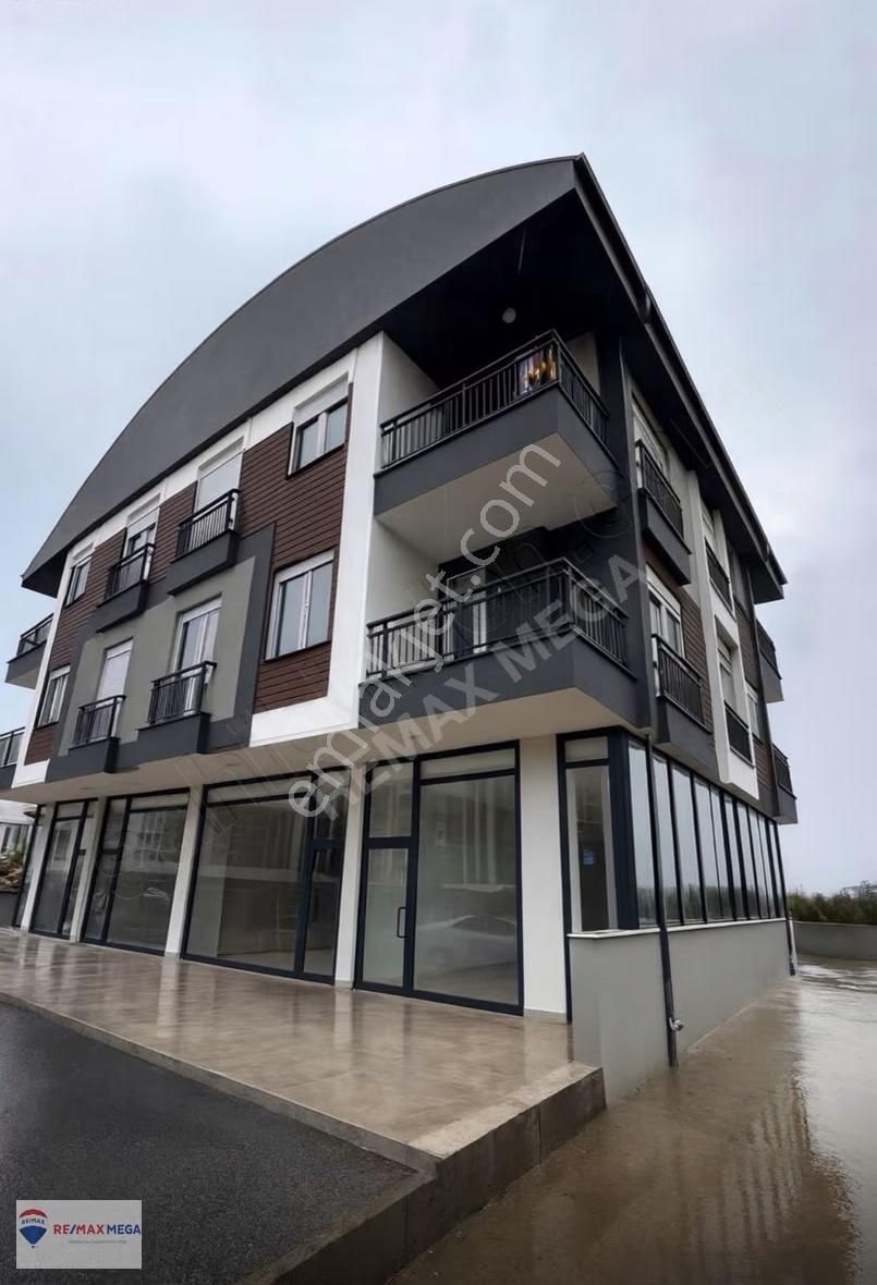 Döşemealtı Çıplaklı'da Köşe Konumda Acil Satılık Dükkan