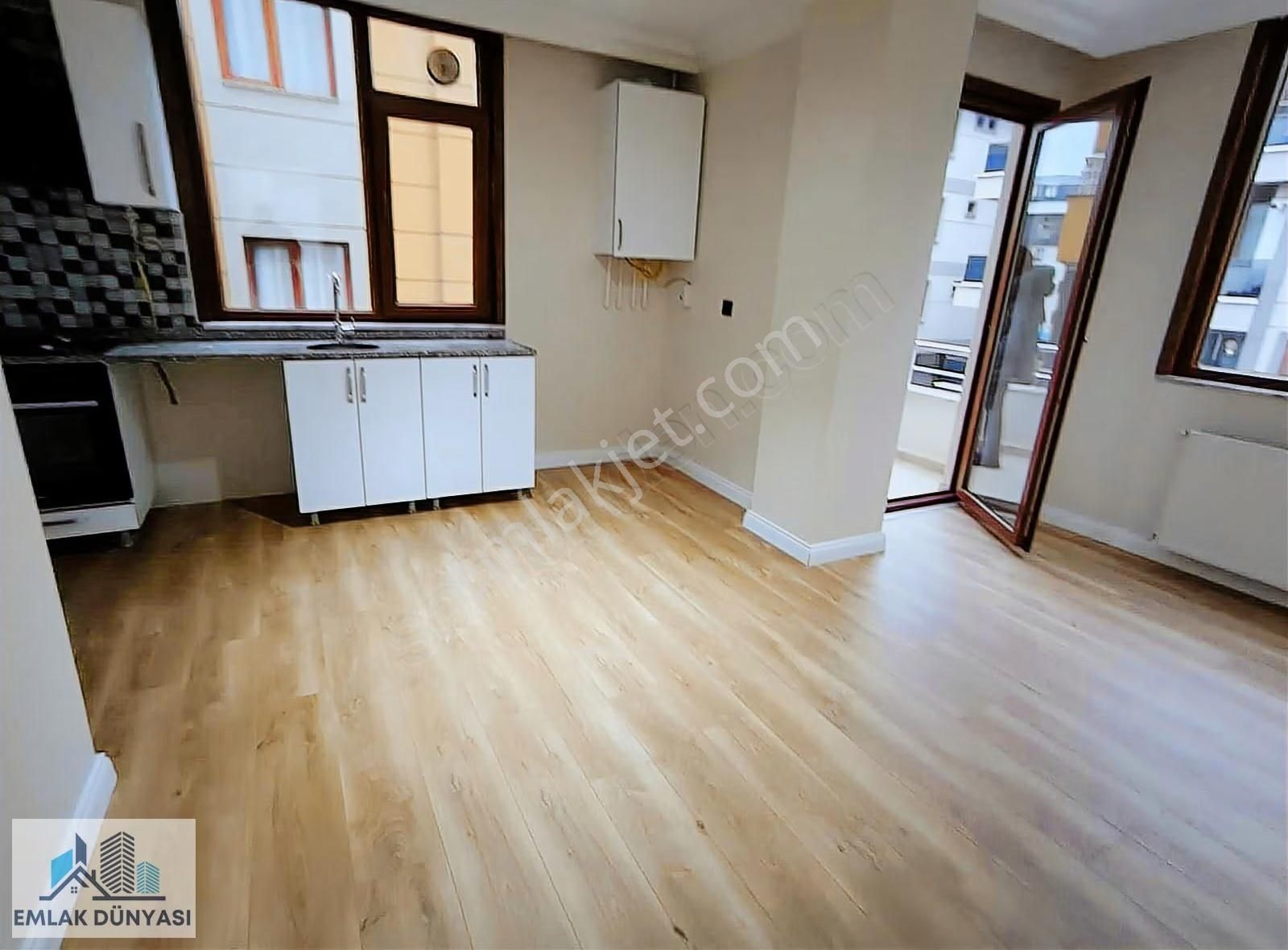 Emlak Dünyasından Balkonlu Ön Cephe Ara Katta Genç Binada 2+1