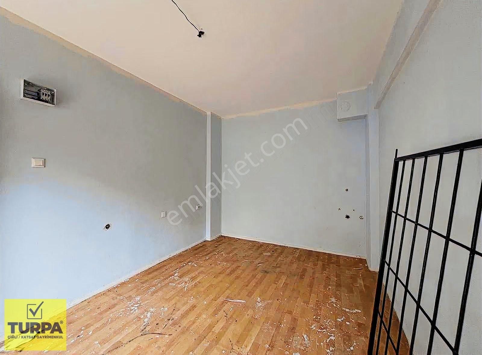 Karşıyaka Belediye Yakını Merkezi Konumlu Boş Kiralık Dükkan