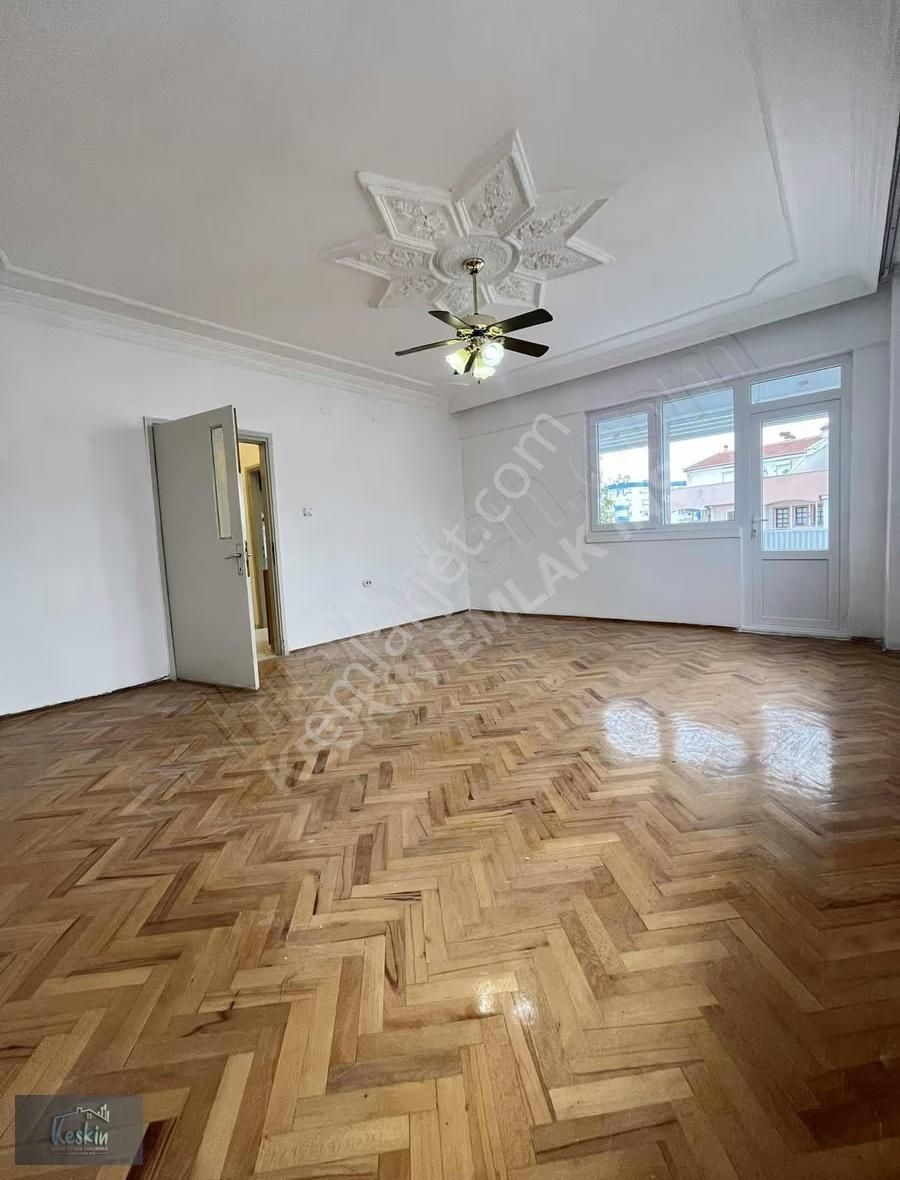 Üçgen'de Ayrı Mutfaklı Geniş Kiralık 3+1 Daire - Görsel 17