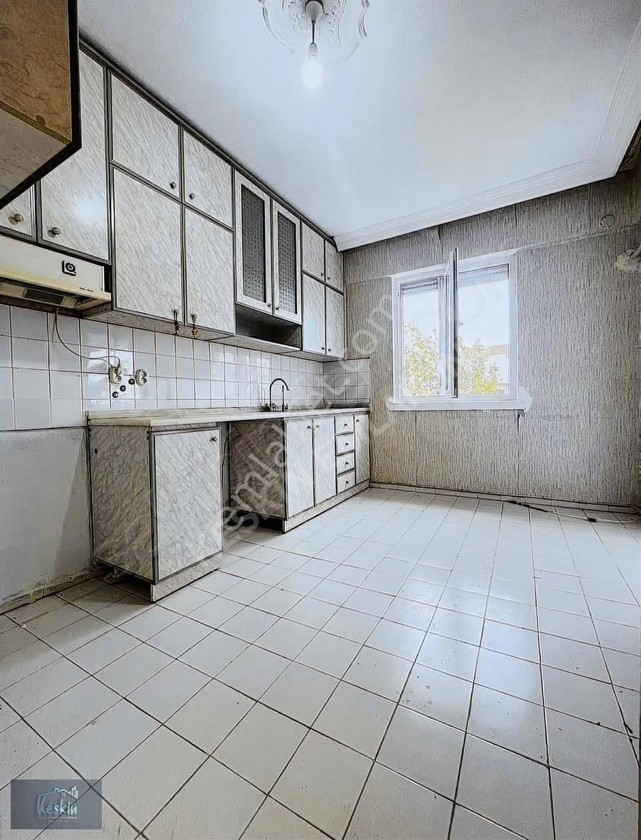 Üçgen'de Ayrı Mutfaklı Geniş Kiralık 3+1 Daire - Görsel 16