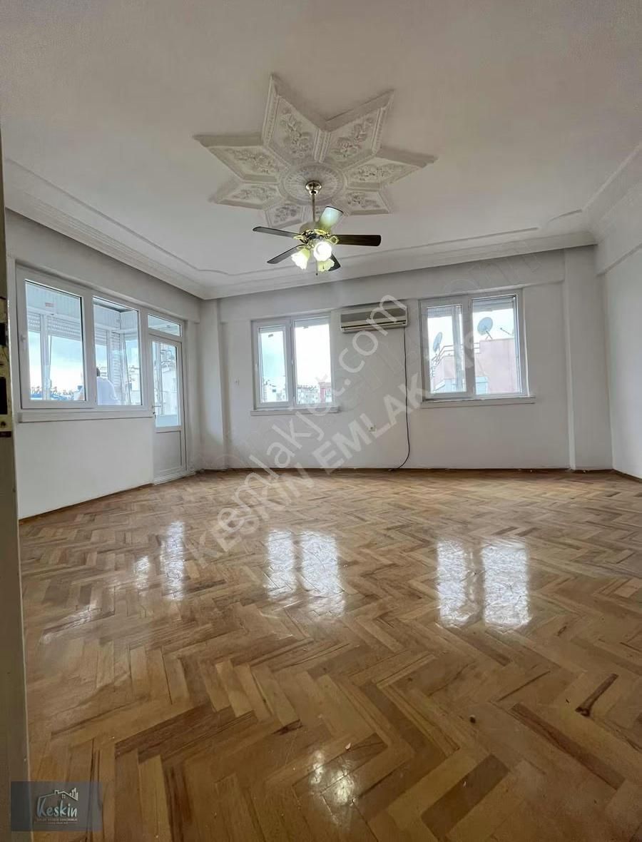 Üçgen'de Ayrı Mutfaklı Geniş Kiralık 3+1 Daire