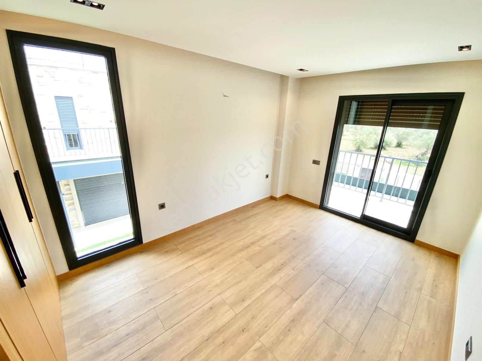 Yükselden Gürede Özel Tasarım Mimarıya Sahip Havuzlu 4+1 Villa - Görsel 35