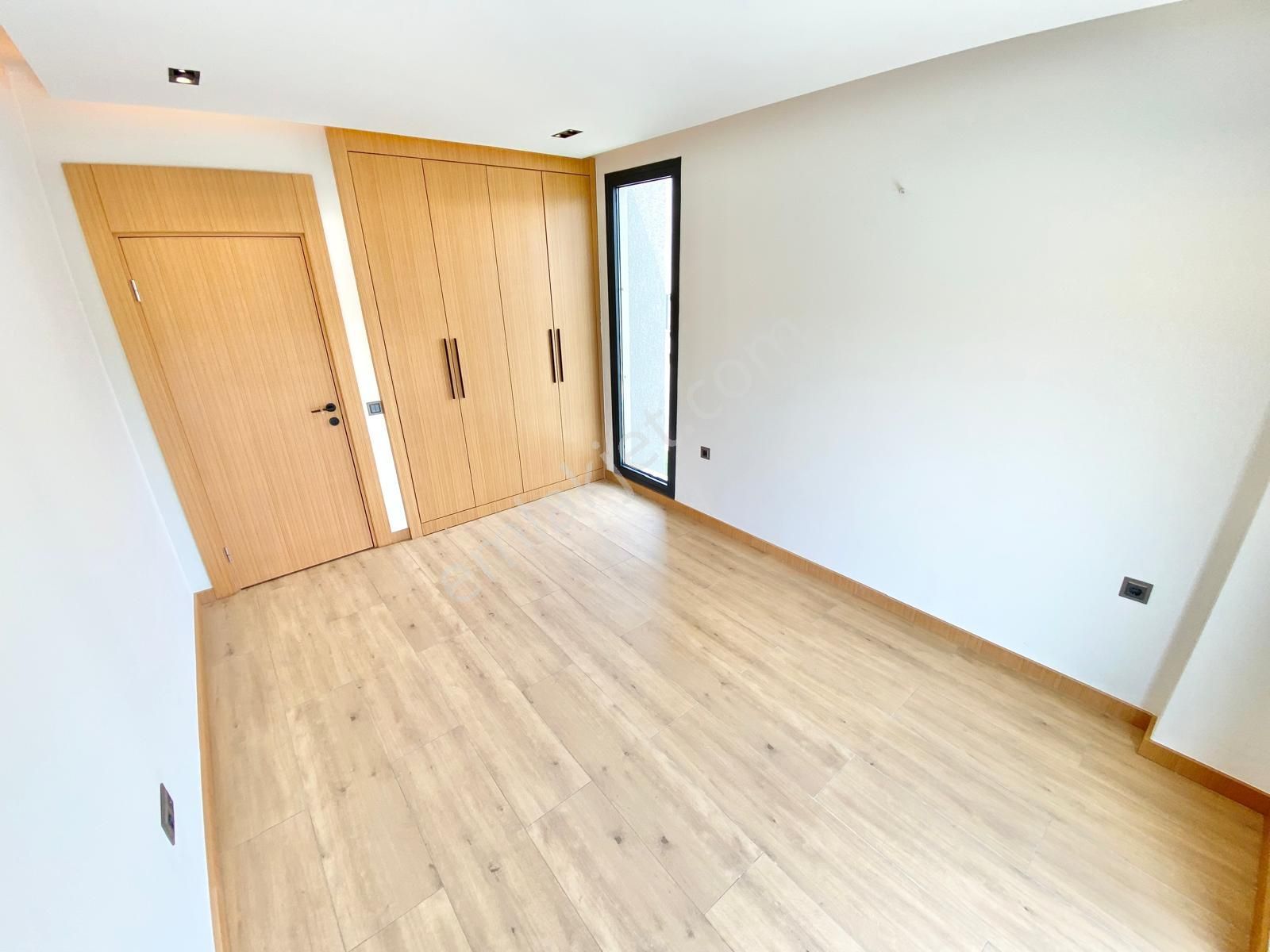 Yükselden Gürede Özel Tasarım Mimarıya Sahip Havuzlu 4+1 Villa - Görsel 31