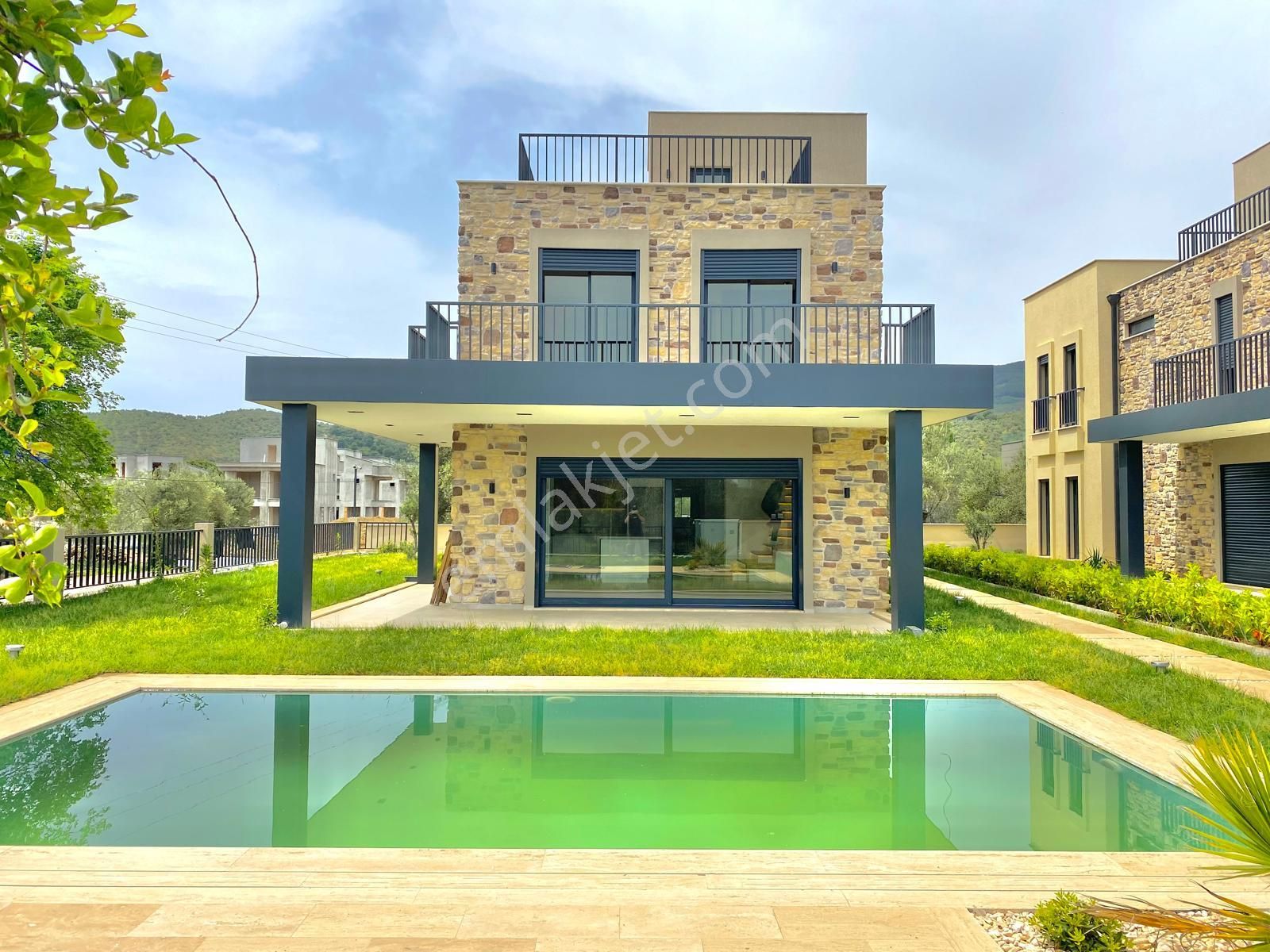 Yükselden Gürede Özel Tasarım Mimarıya Sahip Havuzlu 4+1 Villa - Görsel 5