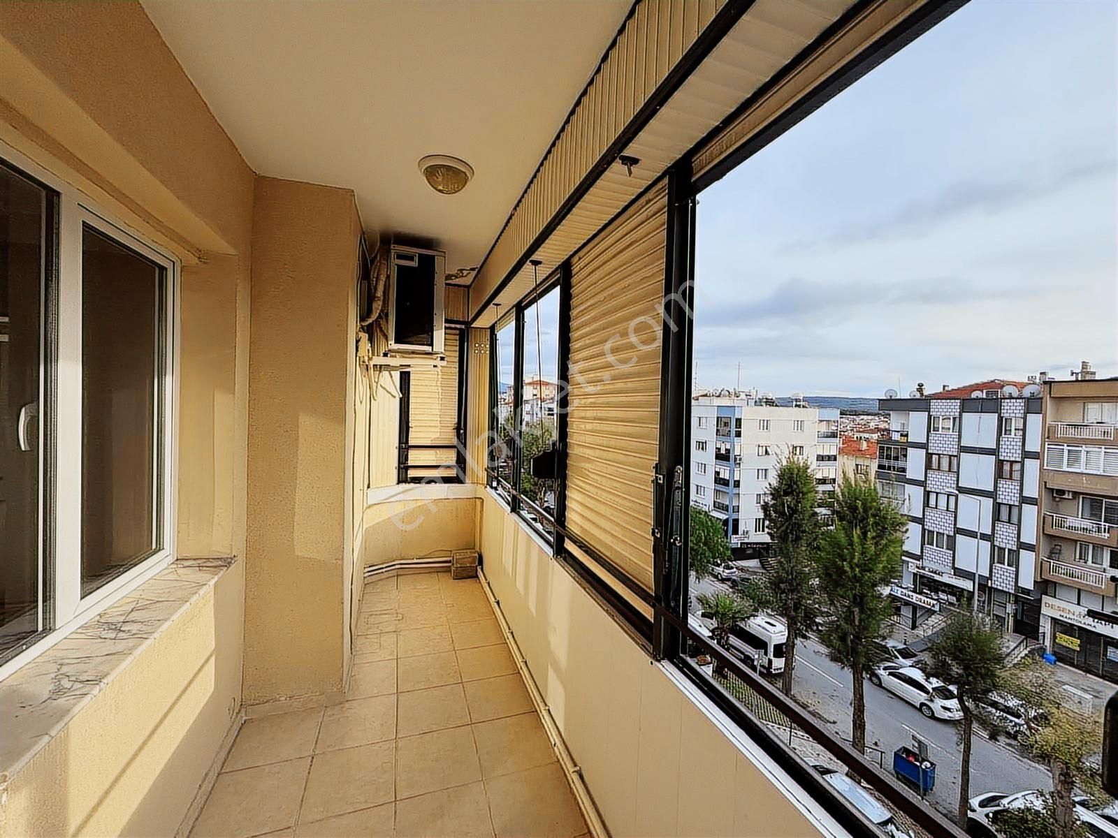 İzmir Buca Barış Mahallesinde Satılık 3+1 Geniş Ve Ara Kat Daire - Görsel 3