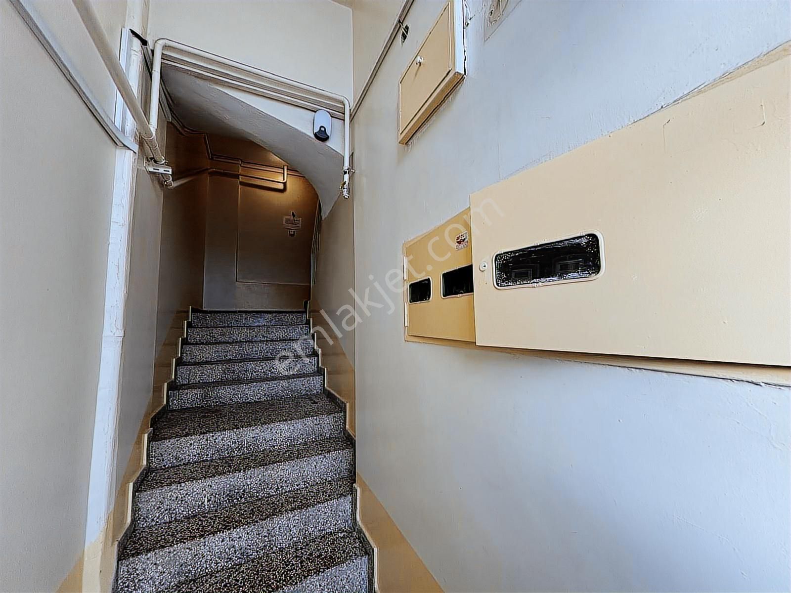 İzmir Buca Barış Mahallesinde Satılık 3+1 Geniş Ve Ara Kat Daire - Görsel 8