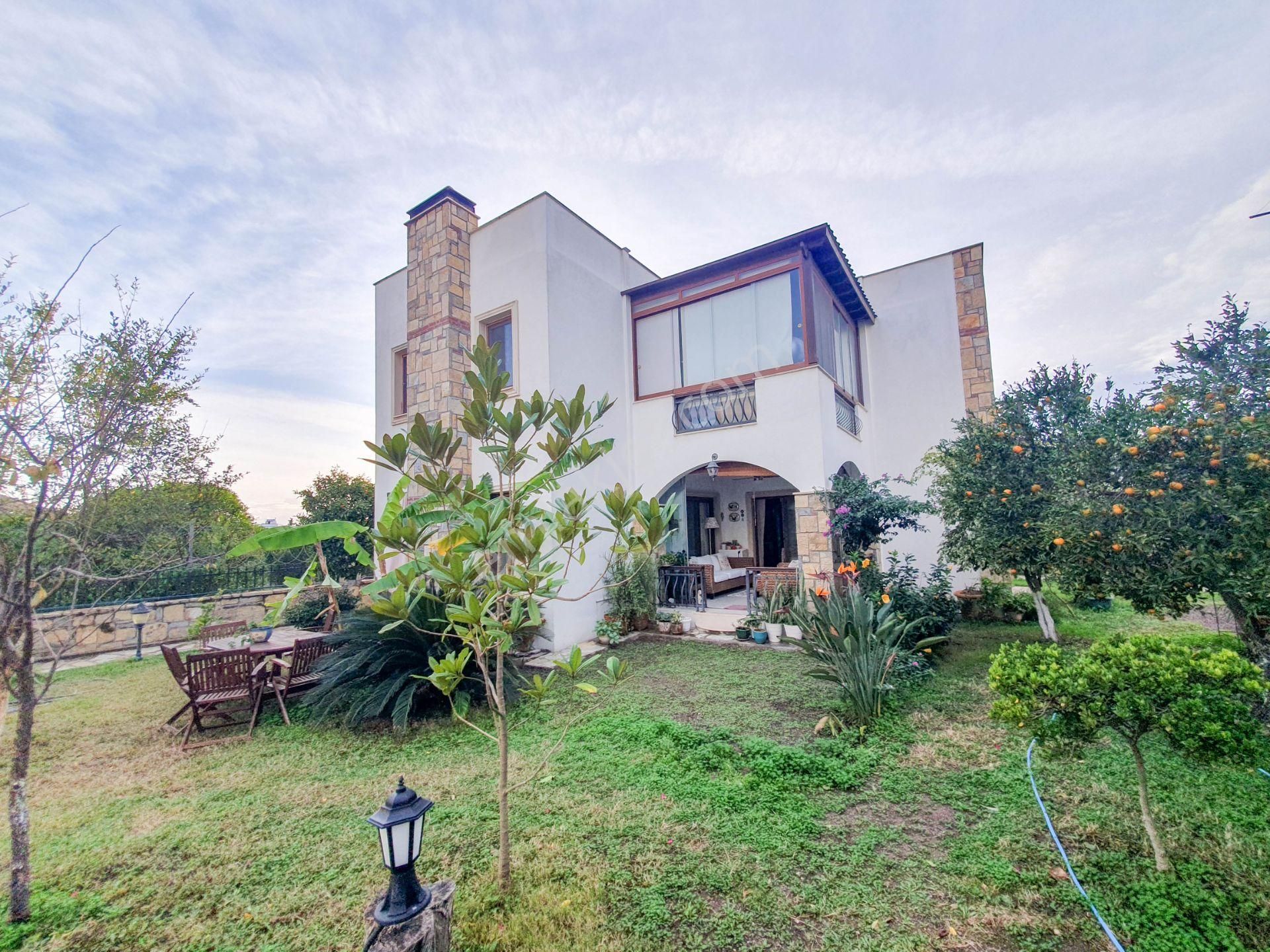 Turgutreis Merkezde Satılık Havuzlu Site İçi Müstakil Villa