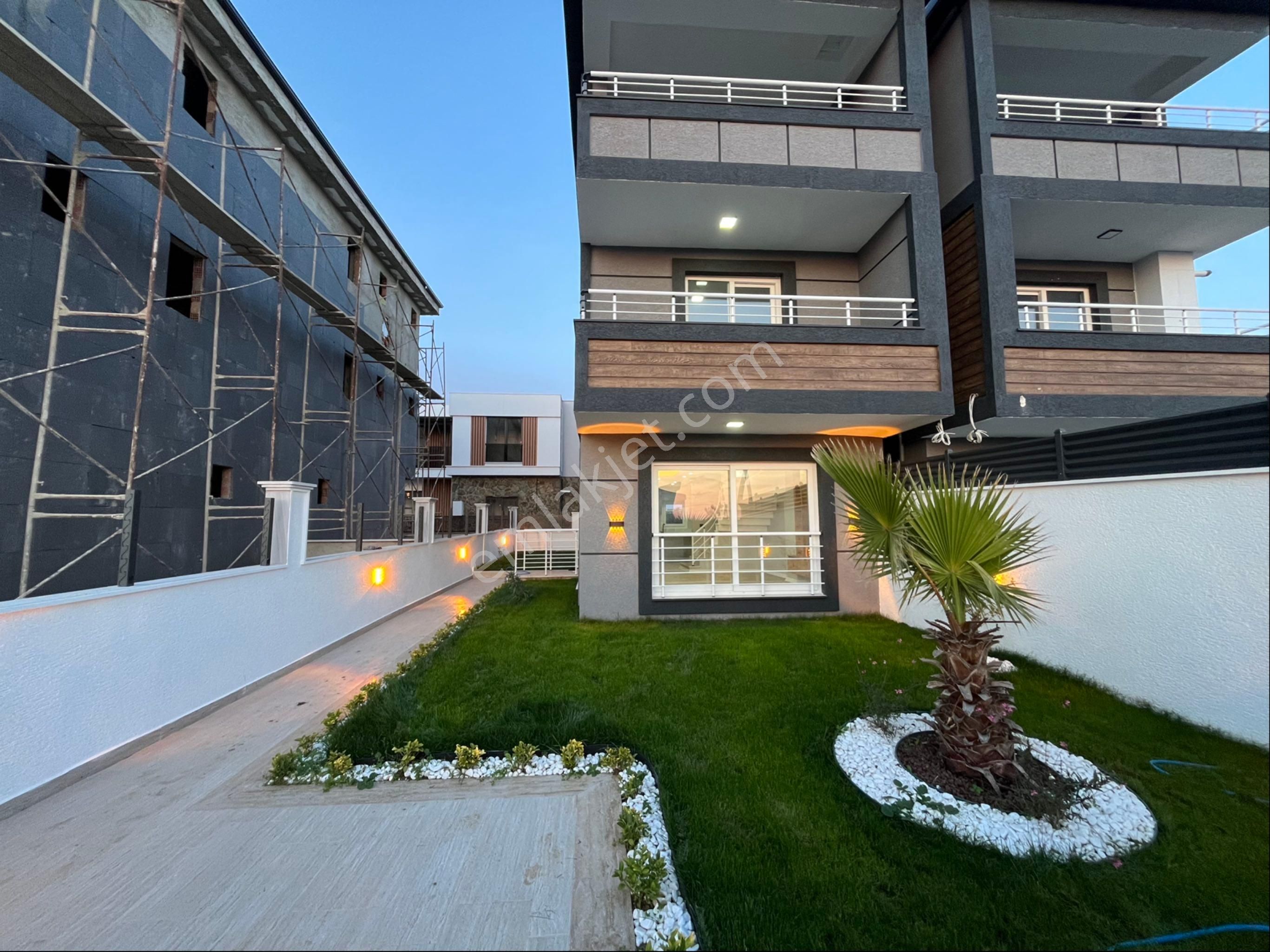 3+1 Üç Katlı Geniş Bahçeli Lüks Villa - Görsel 19