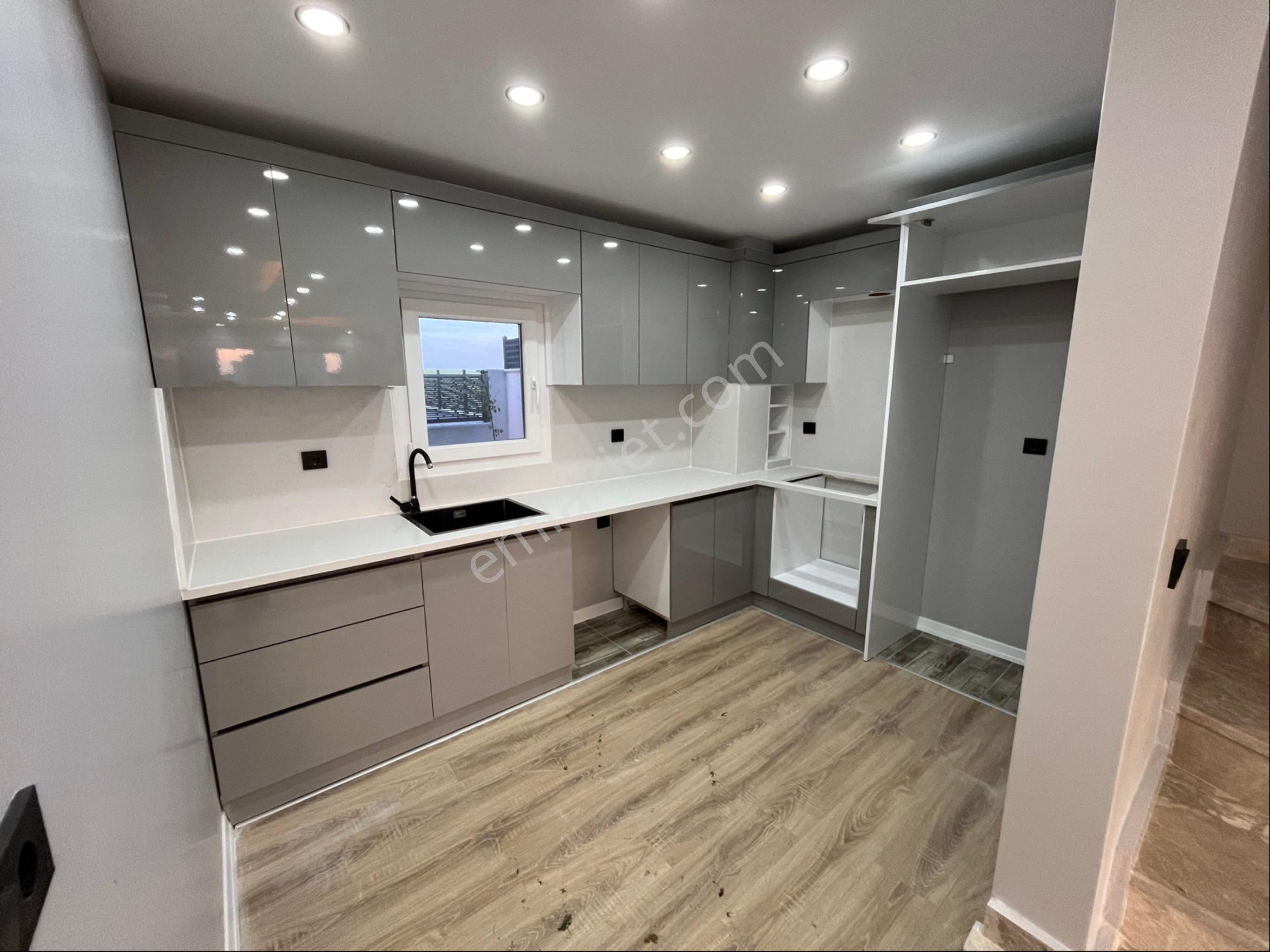 3+1 Üç Katlı Geniş Bahçeli Lüks Villa - Görsel 11