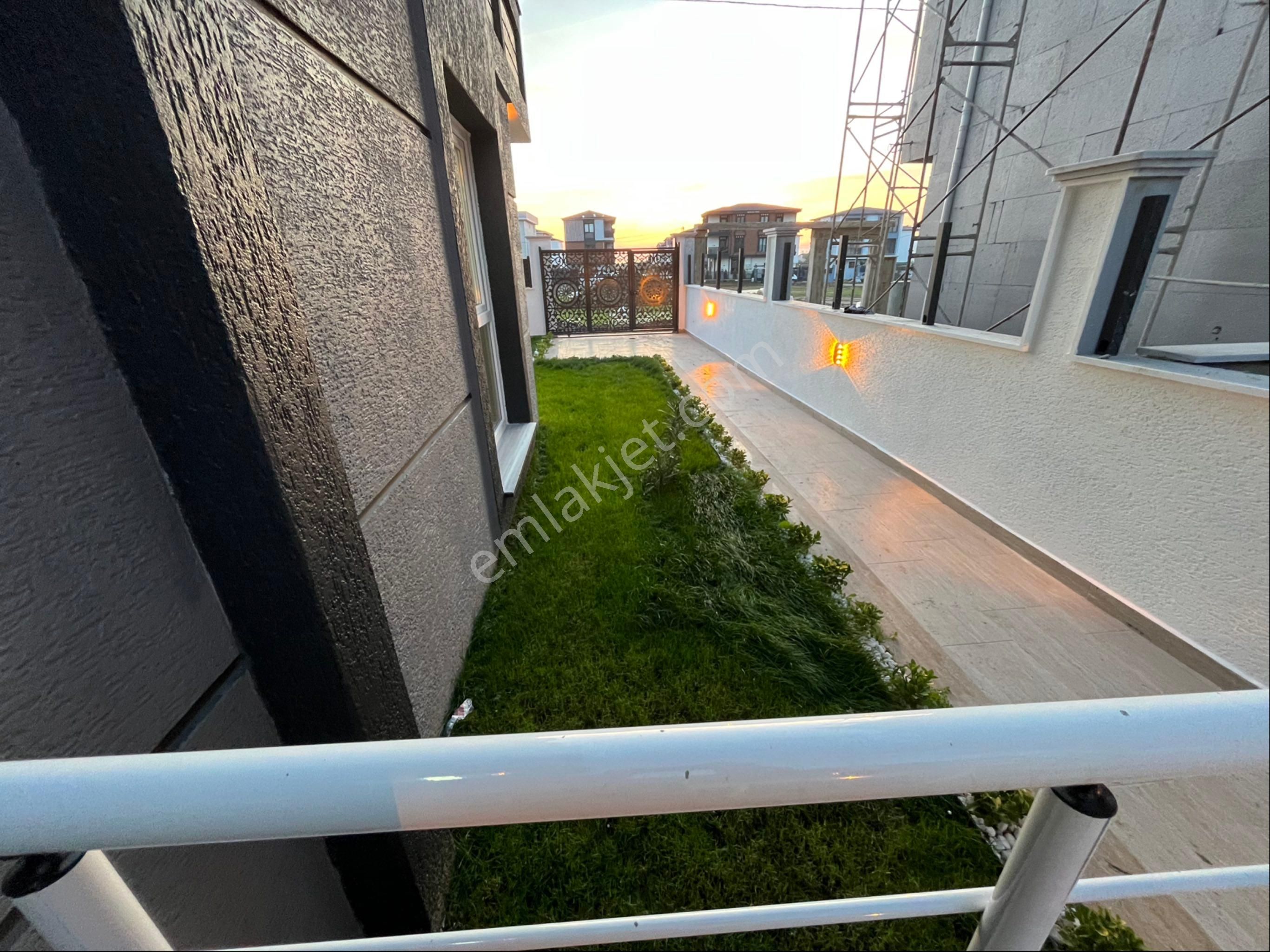 3+1 Üç Katlı Geniş Bahçeli Lüks Villa - Görsel 22