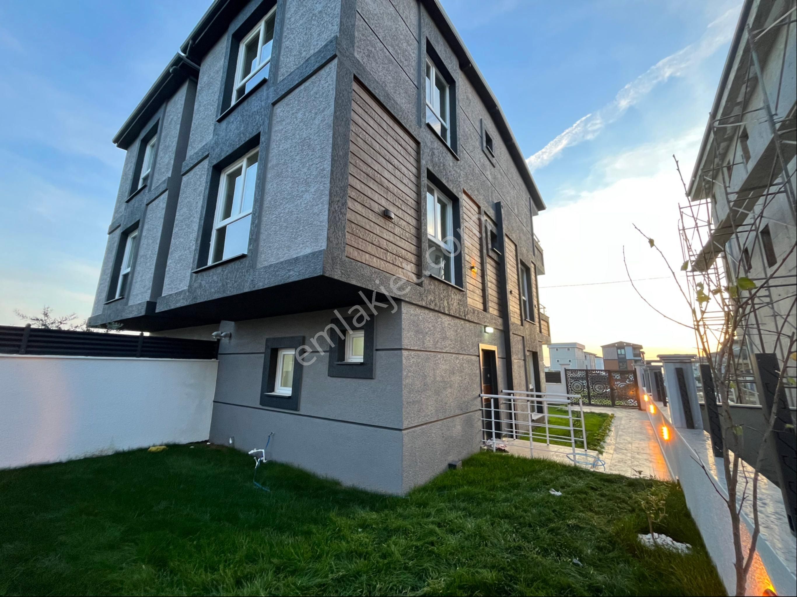 3+1 Üç Katlı Geniş Bahçeli Lüks Villa - Görsel 4