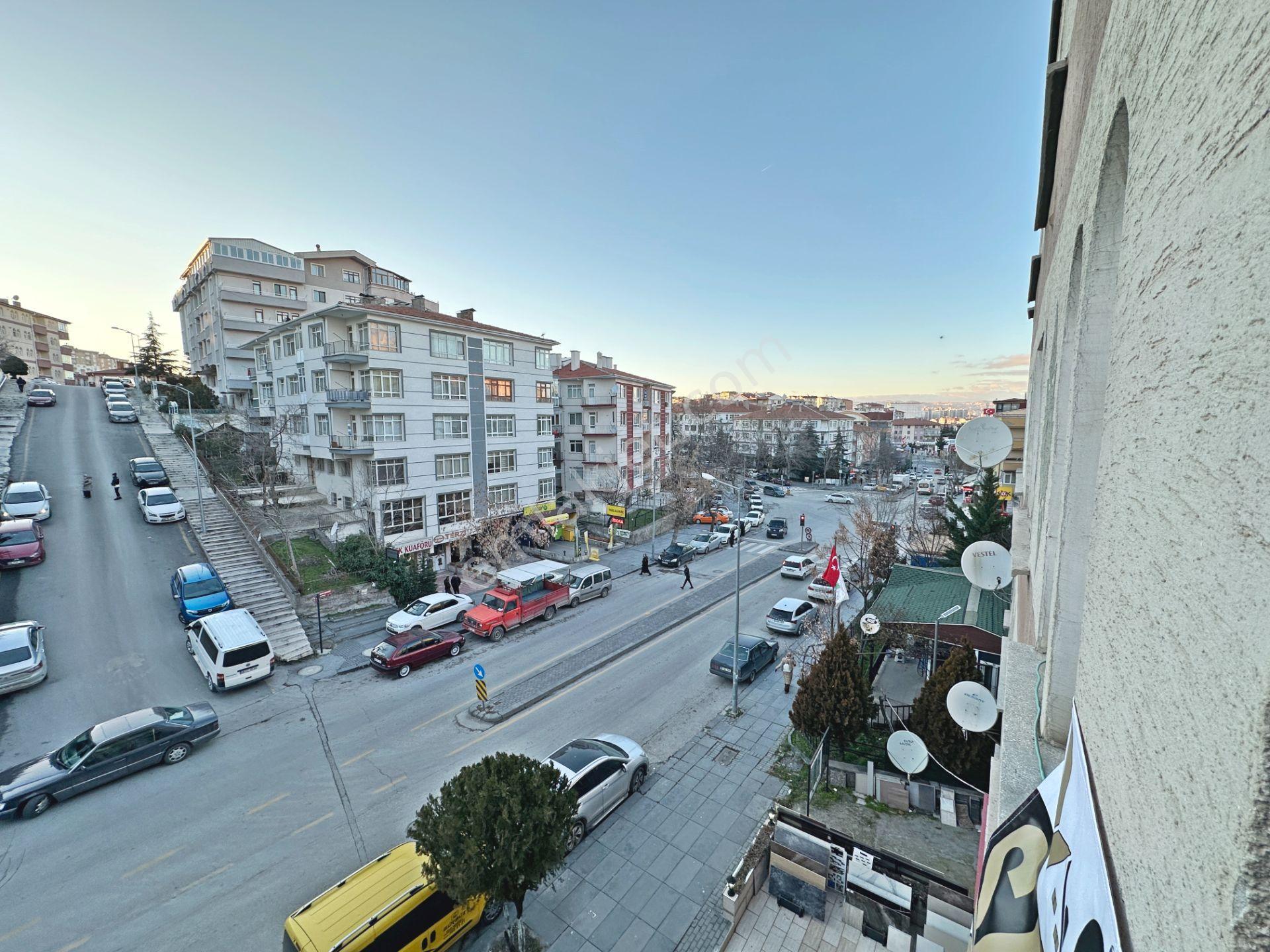 Saimekadın Göbek'de Ön Cephede Ara Kat Konumunda Bakımlı 3+1 Satılık Daire