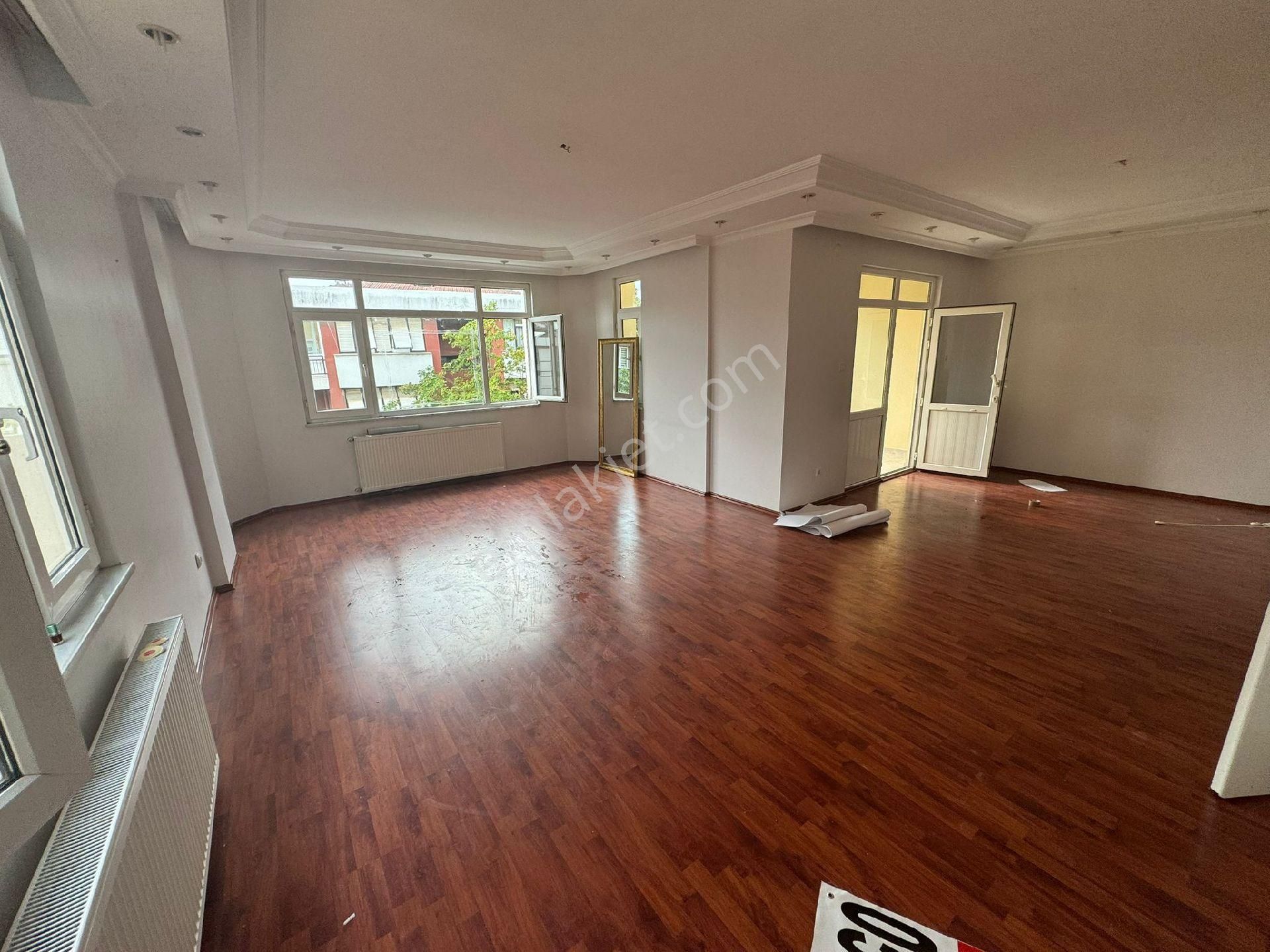 Altunizade Erzurum Sitesinde 155m2 1.kat Satılık Daire