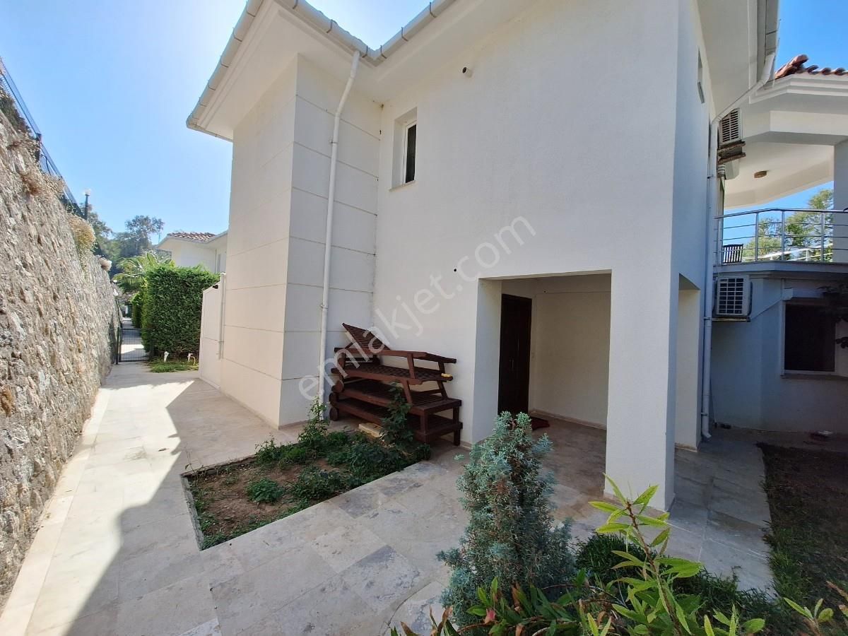 Kuşadası Merkezde Özel Plaji Olan Deniz Manzaralı Villa - Görsel 8