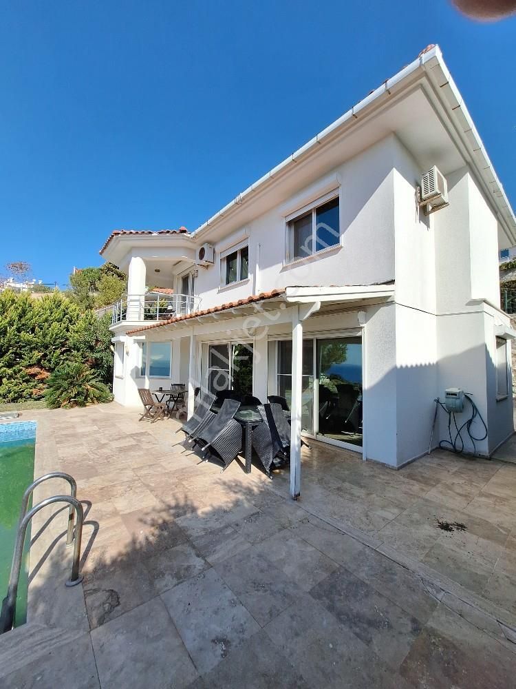 Kuşadası Merkezde Özel Plaji Olan Deniz Manzaralı Villa - Görsel 11